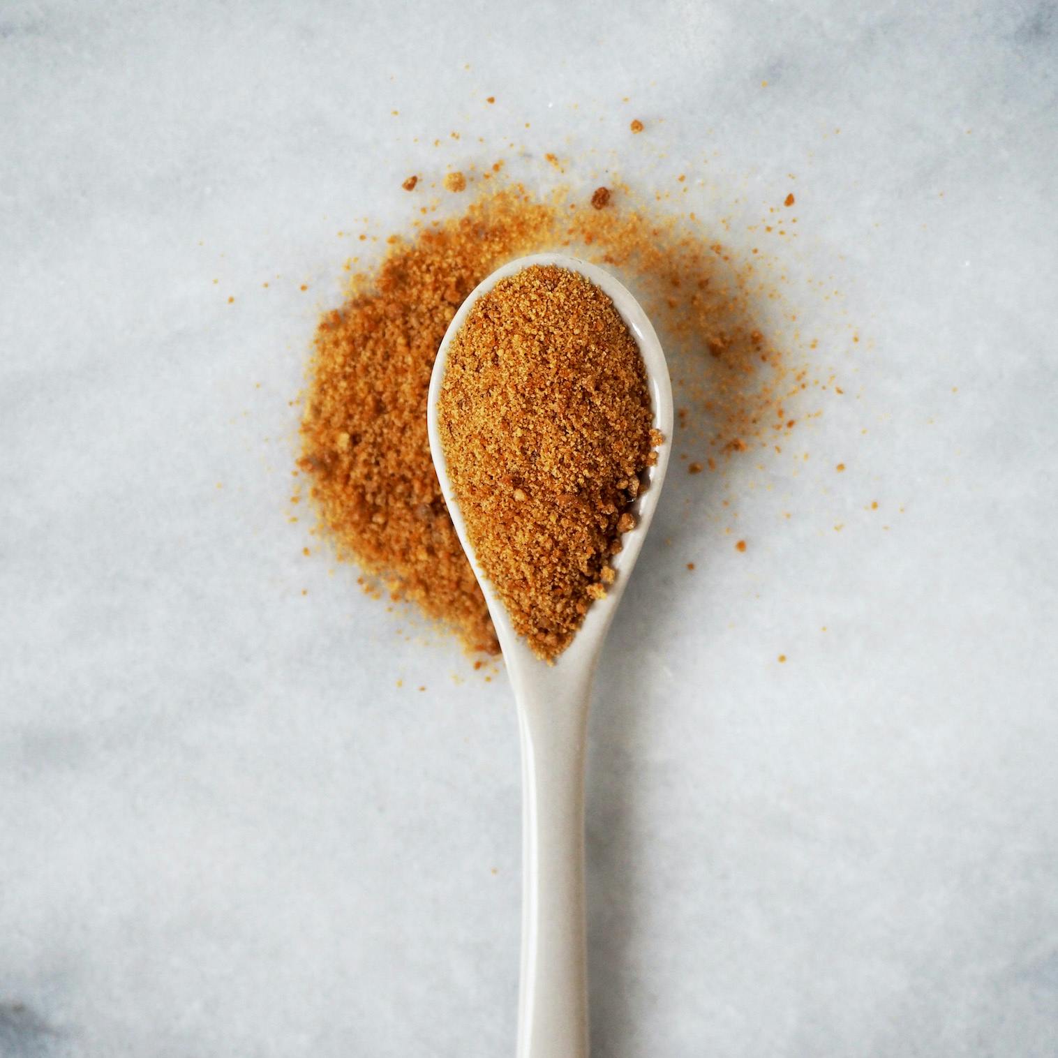 Das Zuckerrohr-Produkt Panela verleiht dem Kuchen den leicht karamelligen Geschmack.