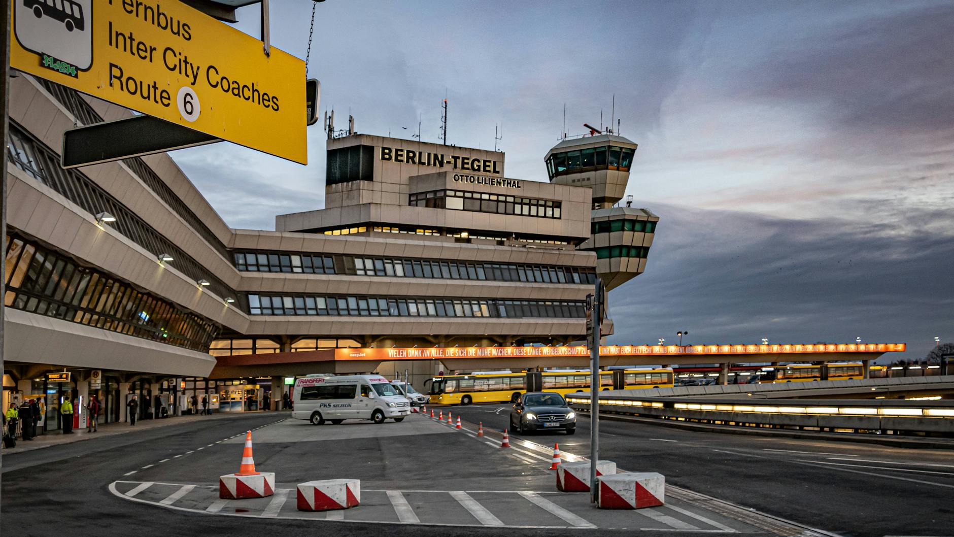 Abendstimmung am Flughafen Tegel. 