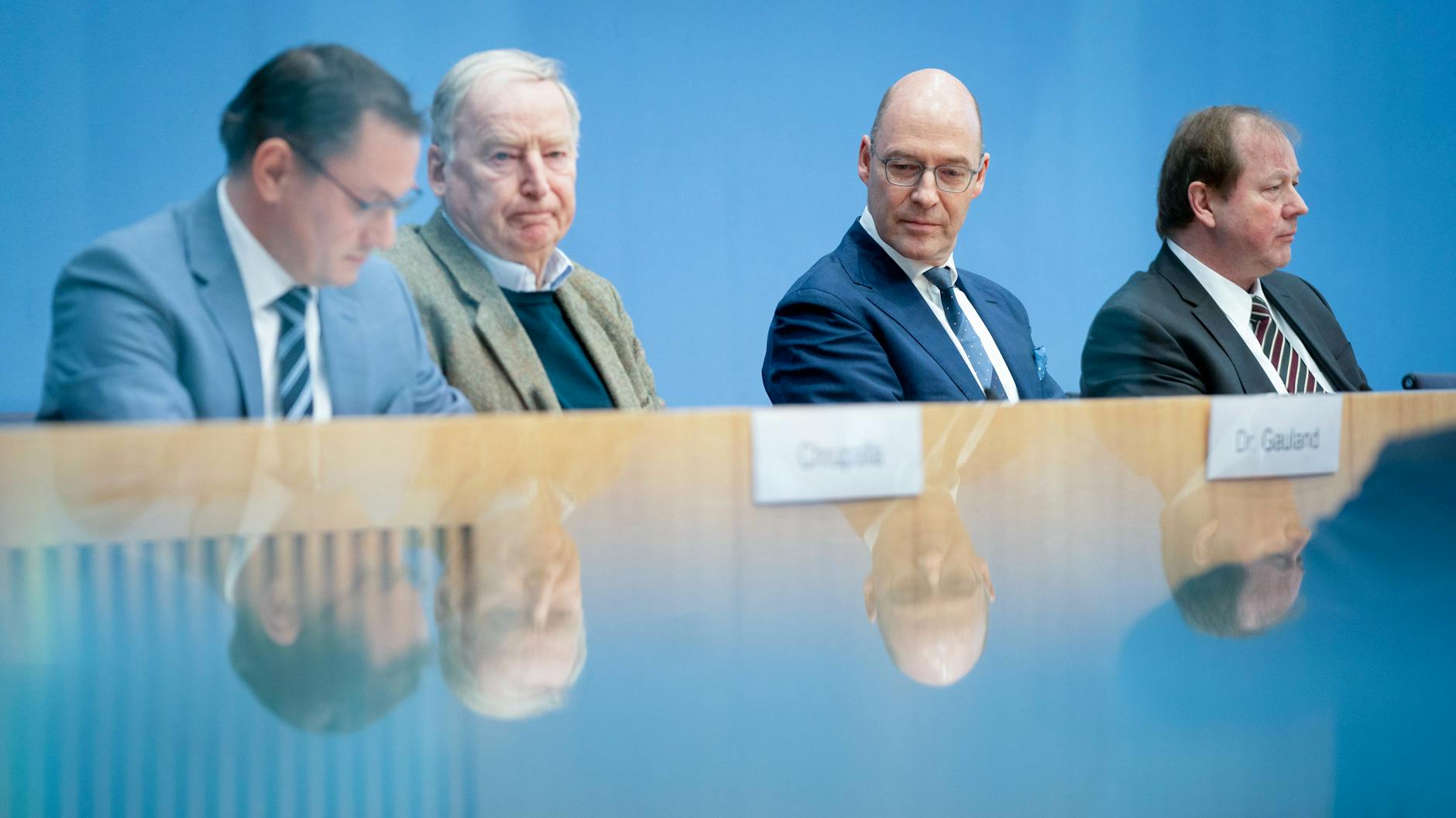 Nachdenkliche Gesichter bei der AfD nach den Ergebnissen der Hamburger Bürgerschaftswahl.