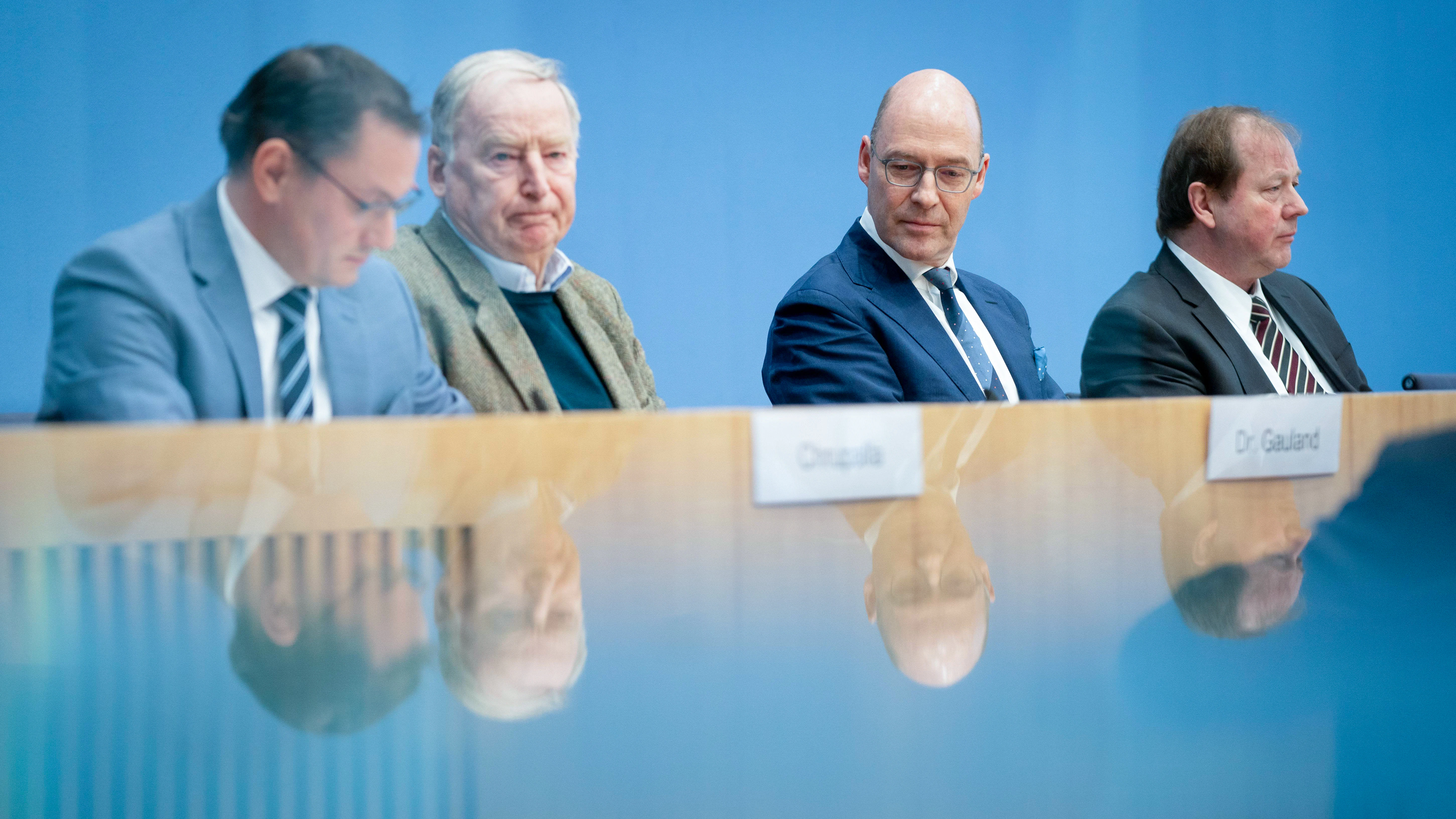 Nachdenkliche Gesichter bei der AfD nach den Ergebnissen der Hamburger Bürgerschaftswahl.