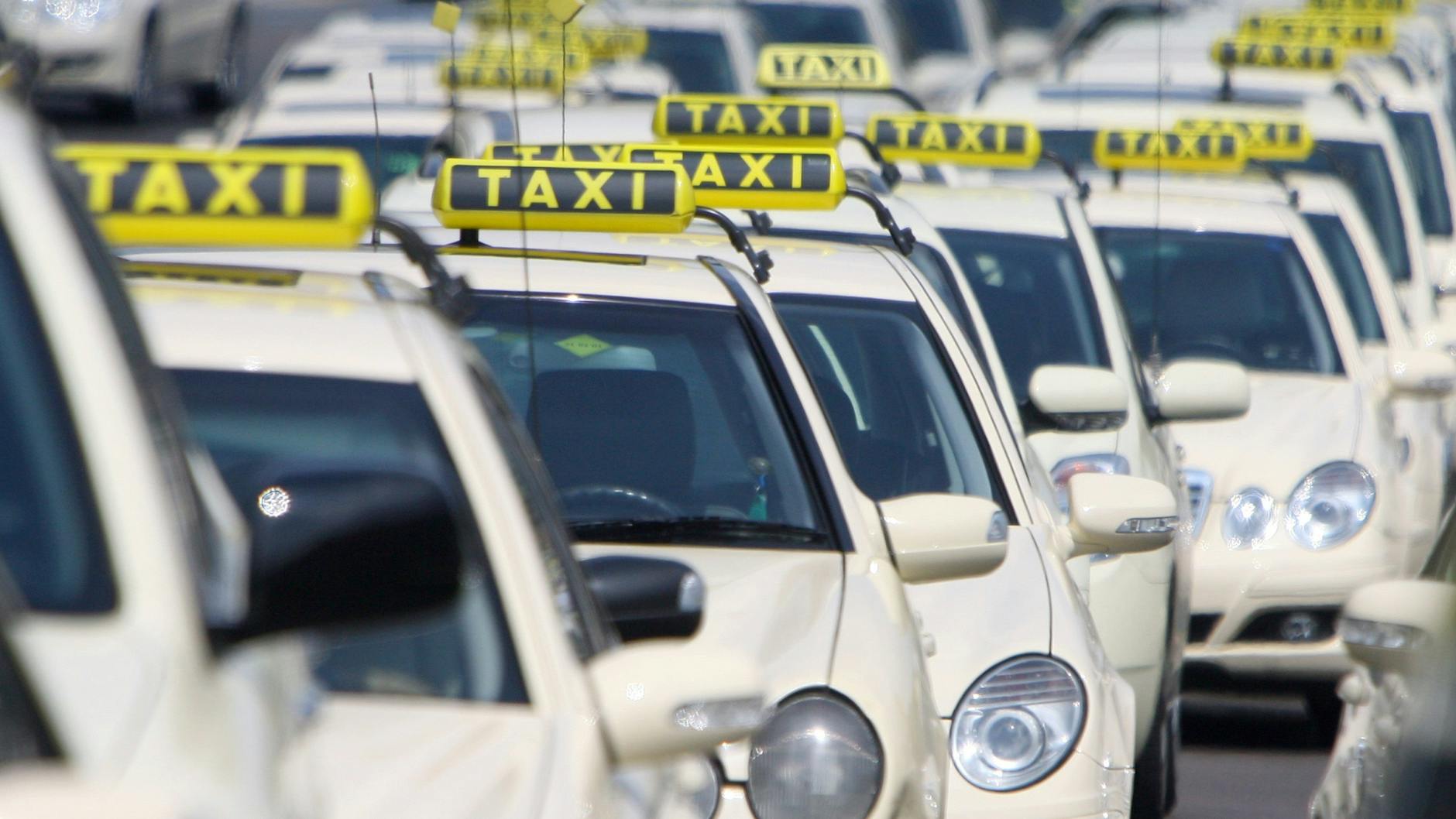 Taxis am Flughafen Tegel in Berlin. Das Geschäft für das Taxigewerbe wird immer härter.