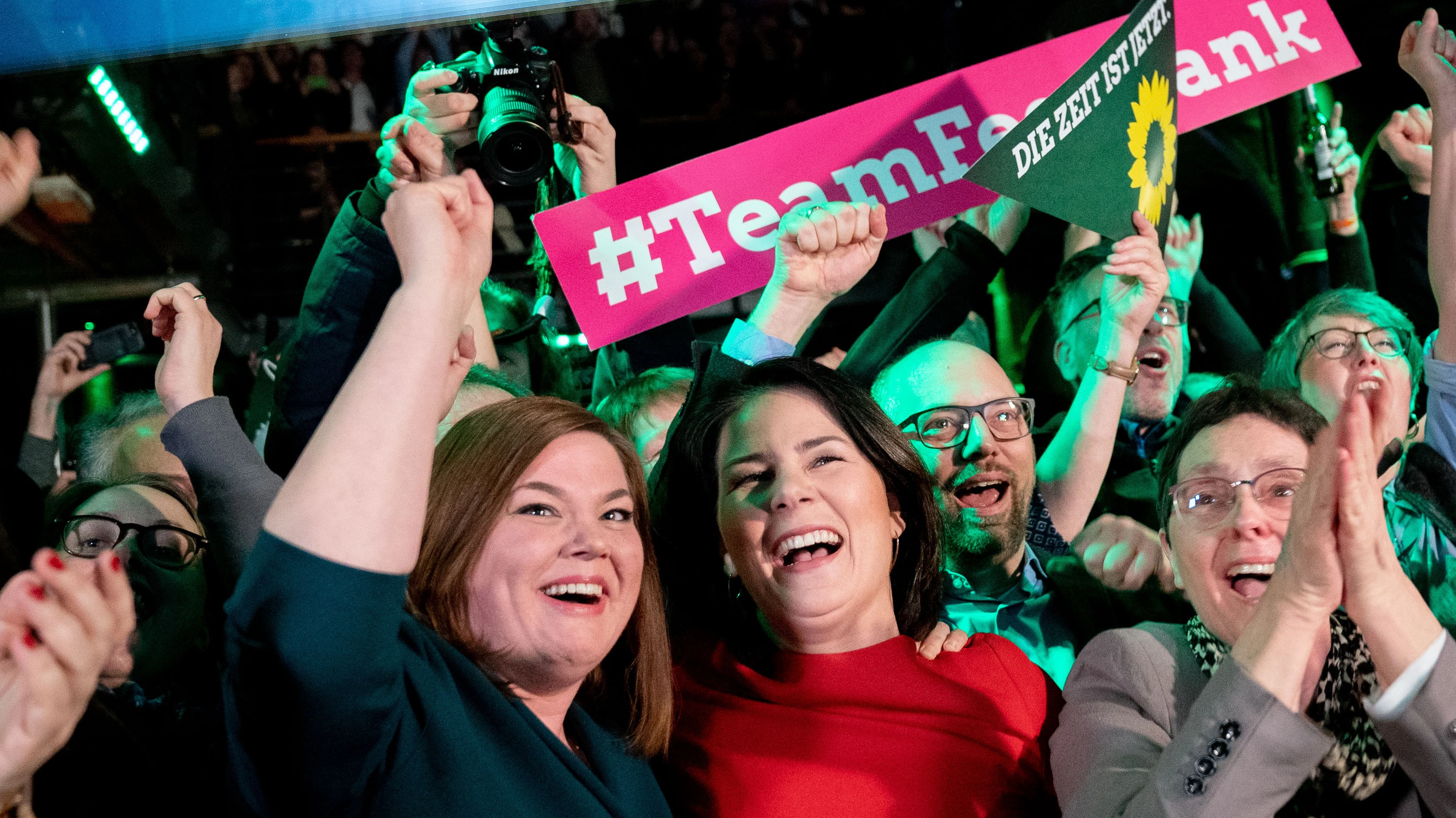 Katharina Fegebank und Annalena Baerbock feiern das Wahlergebnis der Grünen.