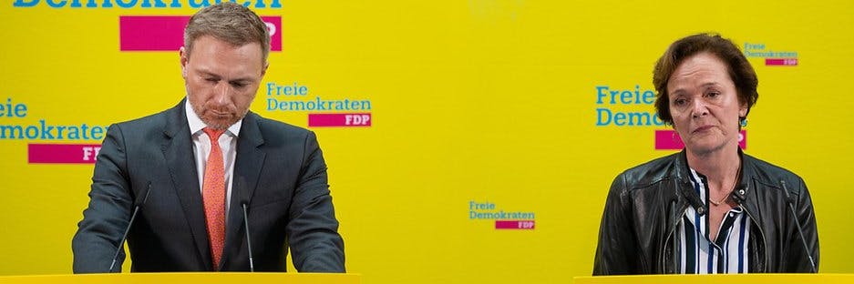 FDP-Bundeschef Christian Lindner trägt seine Analyse der Wahlniederlage mit Trauermiene vor. Links neben ihm Anna von Treuenfels-Frowein (FDP), Spitzenkandidatin der Bürgerschaftswahl in Hamburg.