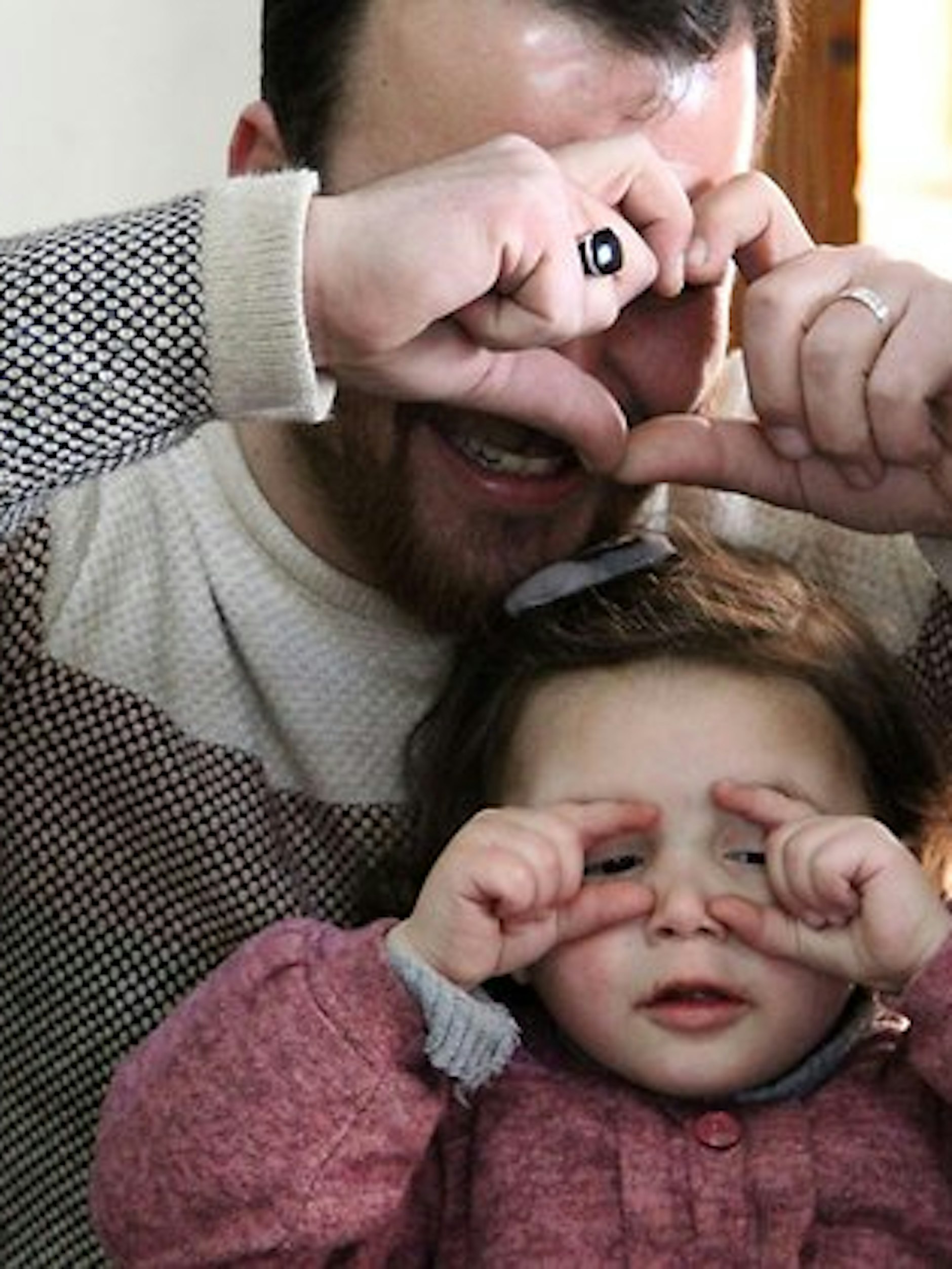 Abdullah al-Mohammed und Tochter Salwa albern rum.