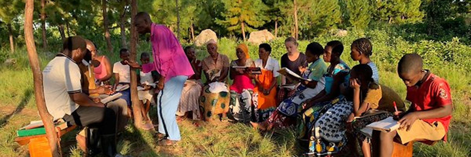 Einmal in der Woche sang Carlotta im Nikolaus-Chor, auf Kirchenbänken im Freien, ohne Noten. Die Liedtexte in Kisuaheli schrieb sich jeder zuvor auf kleine weiße Zettel.