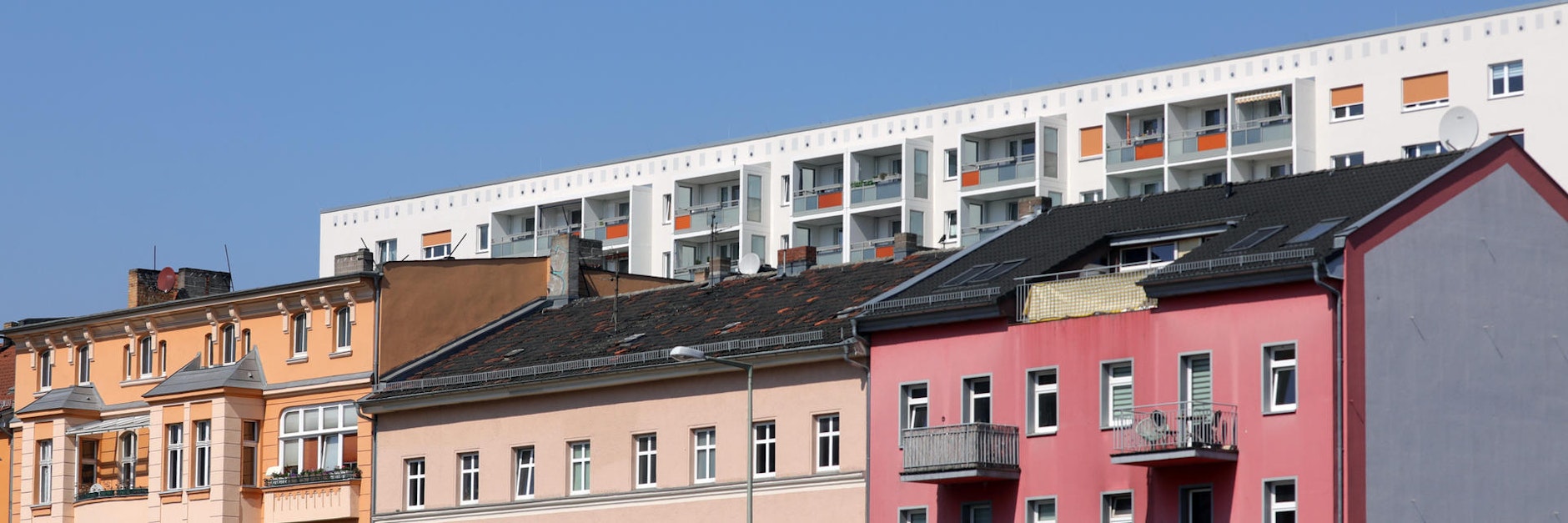 Alte und neue Wohnbausubstanz an der Straße Alt-Friedrichsfelde im Bezirk Friedrichshain.