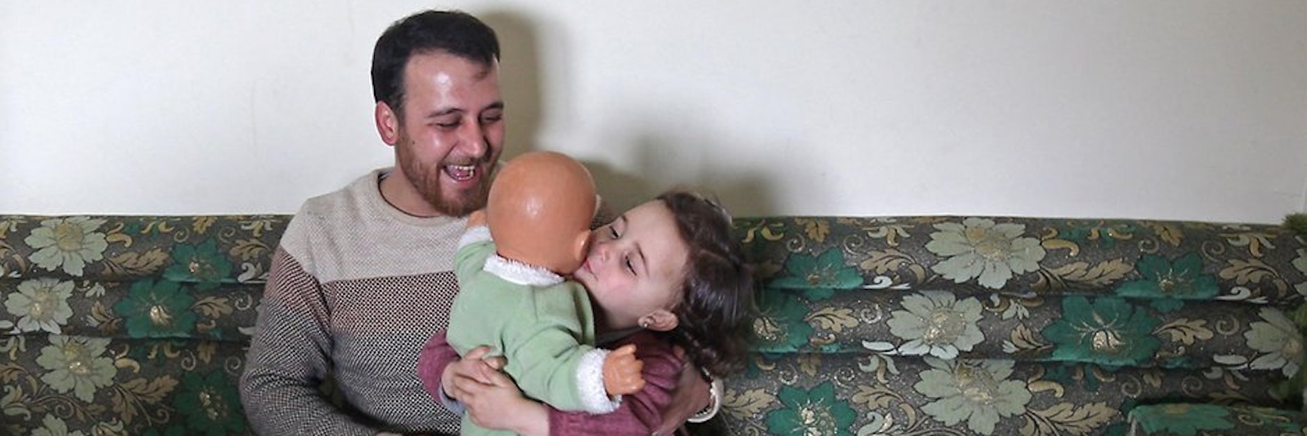 Ein Lachen gegen die Bomben: Abdullah al-Mohammed mit seiner dreijährigen Tochter Salwa.