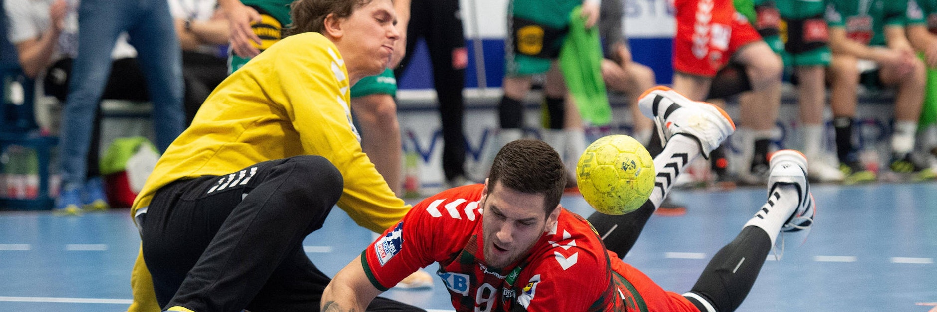 Fuchs Stipe Mandalinic (drei Tore) ist in Minden am Boden, der Ball nicht im Tor.