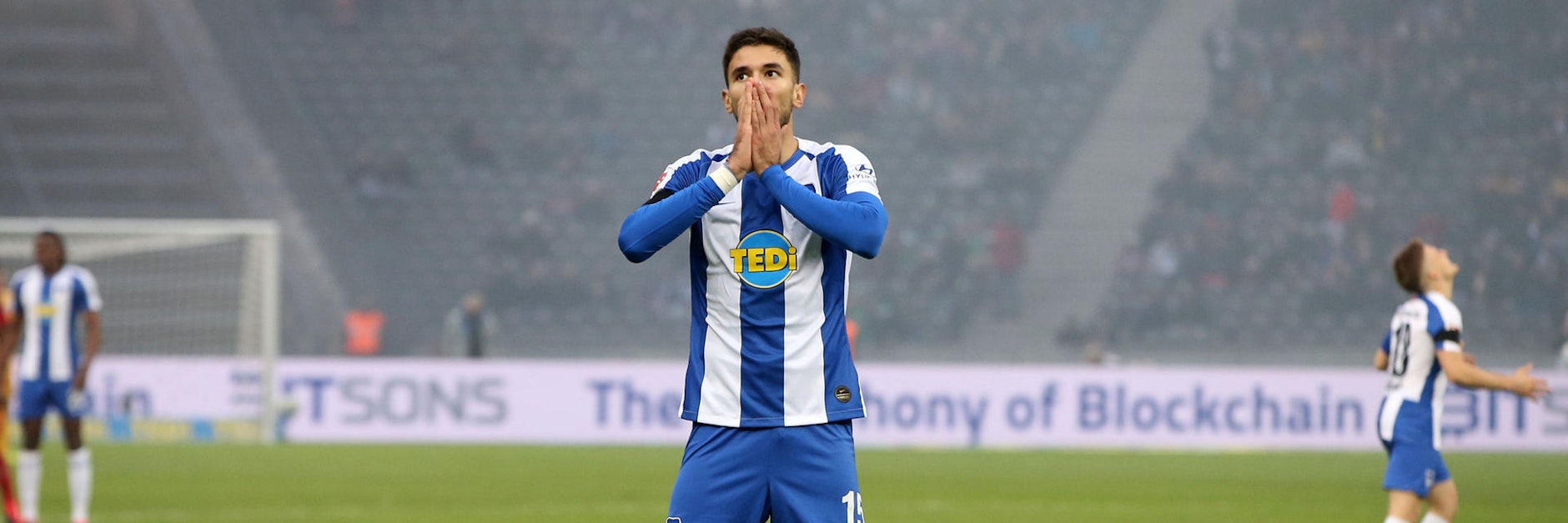 Marko Grujic ist nach dem Desaster gegen Köln entsetzt und hält sich vor Schreck den Mund zu.