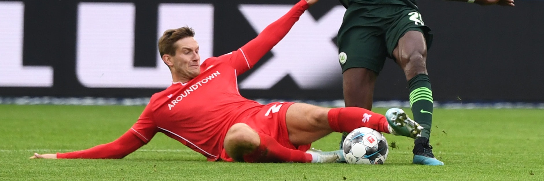 Christopher Lenz bremst hier Wolfsburgs Josuha Guilavogui .