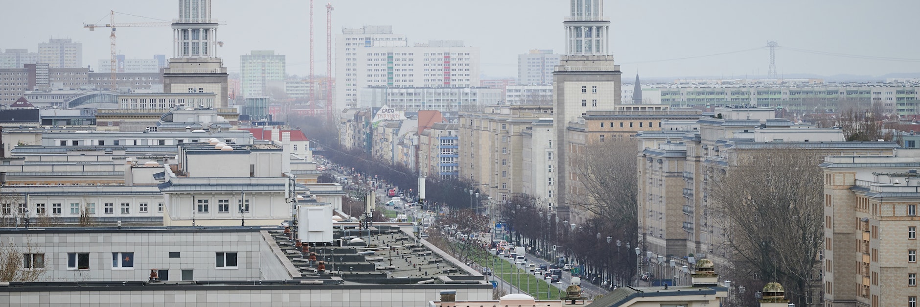 Ein Blick über die Karl-Marx-Allee zeigt viele Wohnungen (Symbolbild).