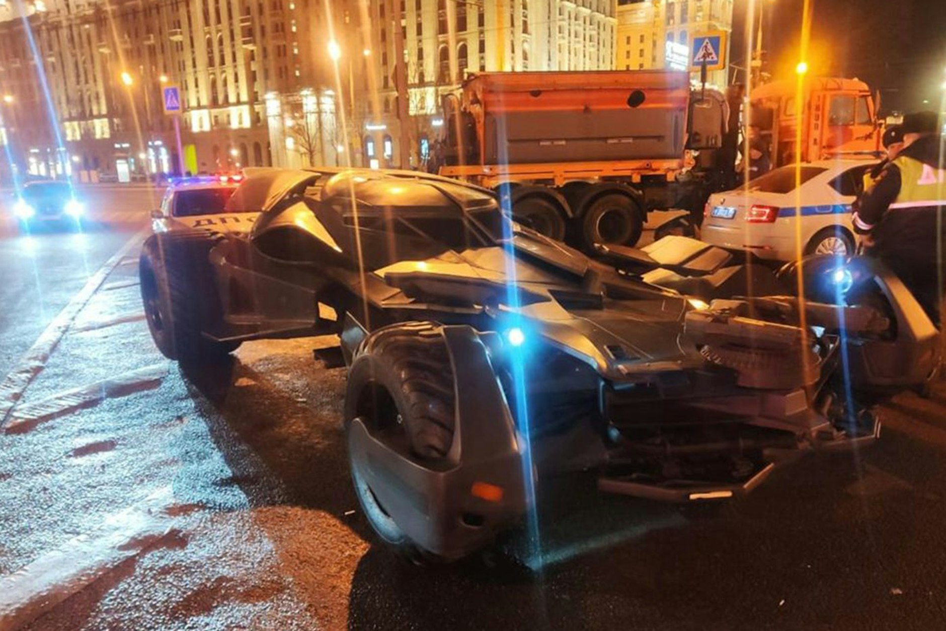 Polizeibeamte haben ein selbst gebautes "Batmobil" aus dem Verkehr gezogen.