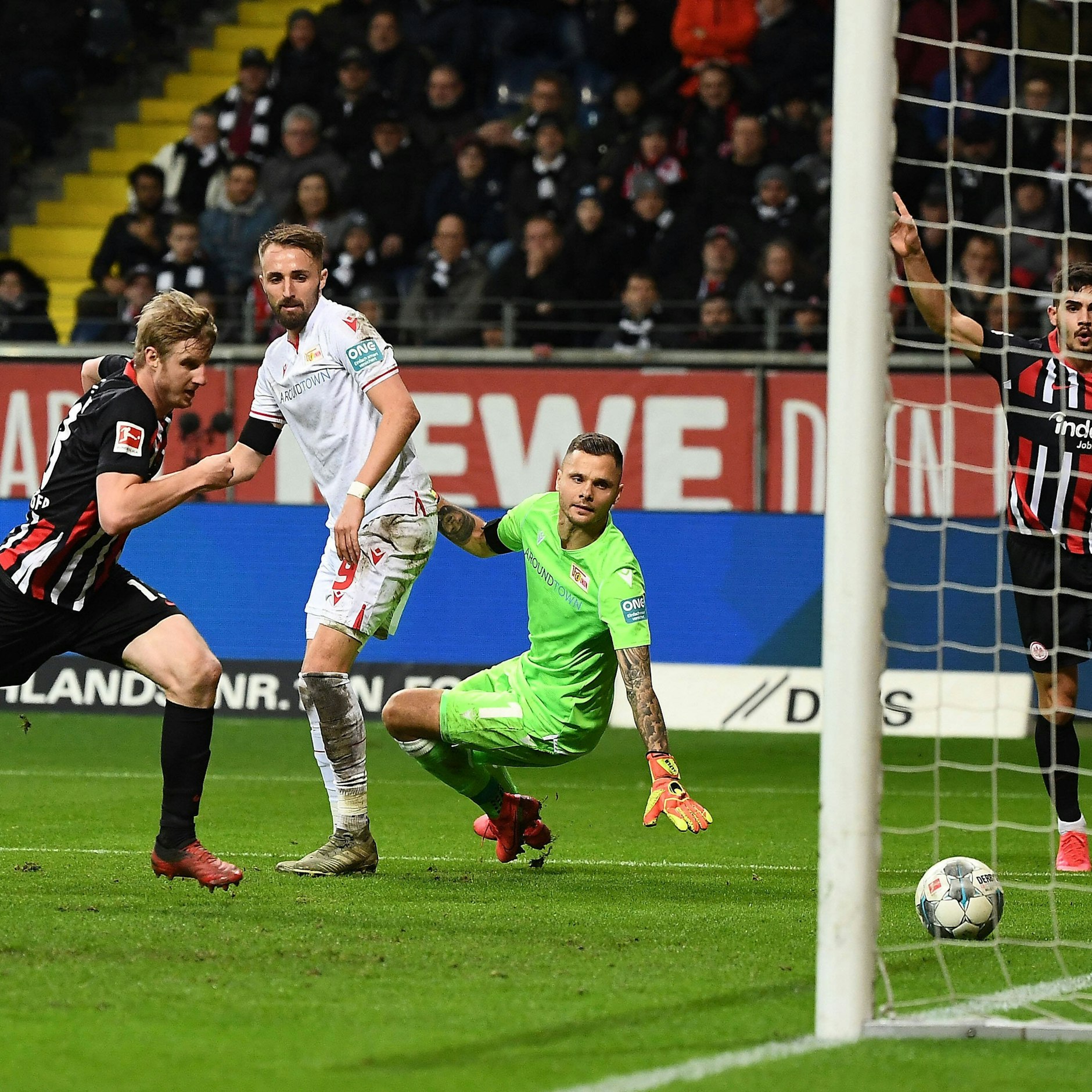 Dicht daneben, aber zum Glück nicht drin. Hübners Kopfball (M.) segelt am langen Pfosten vorbei. <br>