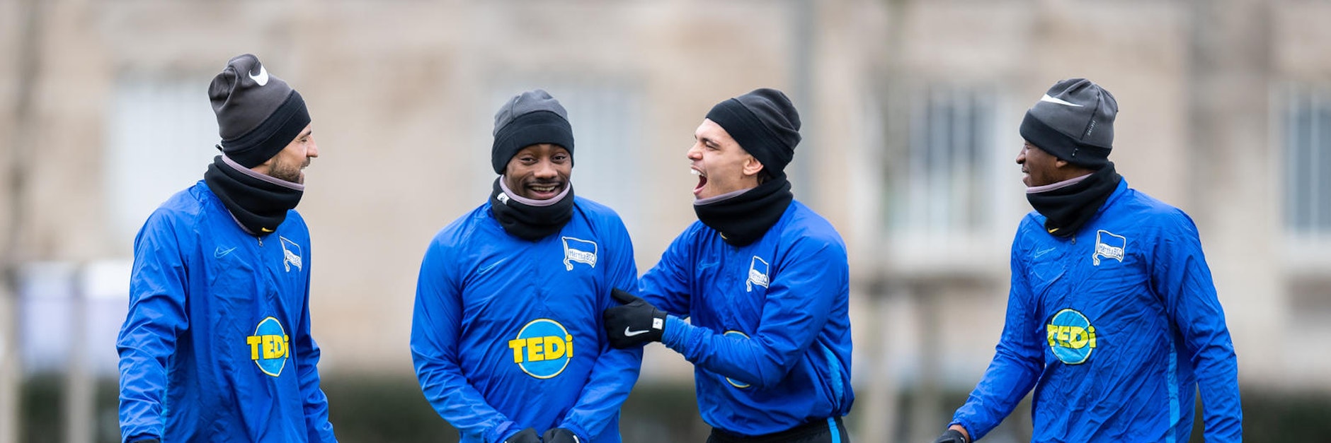 Die Rückkehr von Salomon Kalou (2.v.l.) ins Teamtrainig freut offensichtlich seine Hertha-Kollegen.