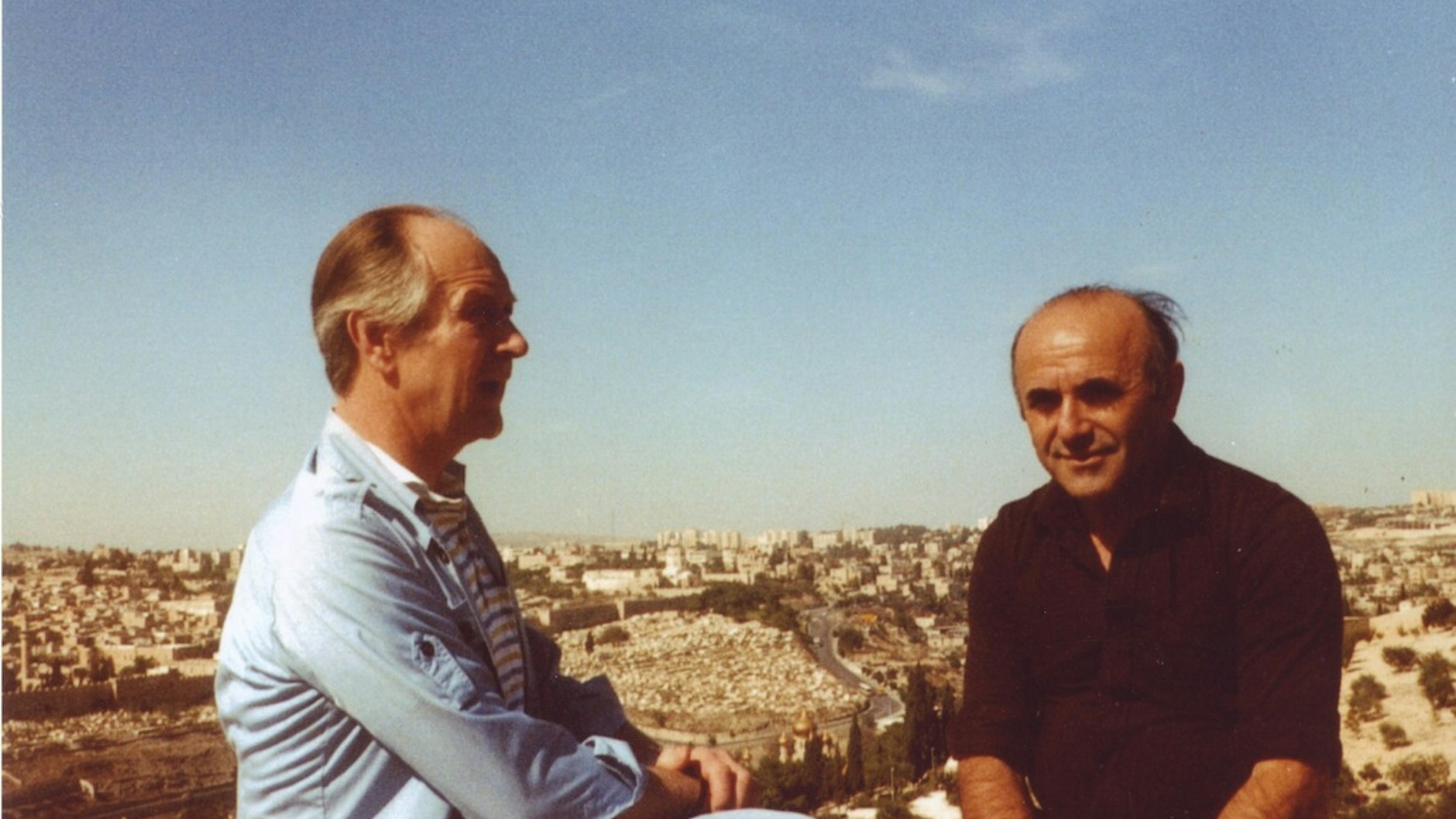 Fußball verbindet: Gladbachs Manager Helmut Grashoff und Israels Nationaltrainer Emanuel Schaffer am Ölberg.