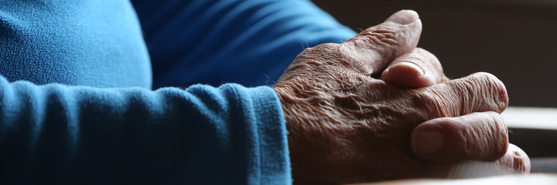 Ein 83 Jahre alter Mann, der sich am Ende seines Lebens die Option zum Suicid offenhalten möchte, sitzt in seiner Wohnung.