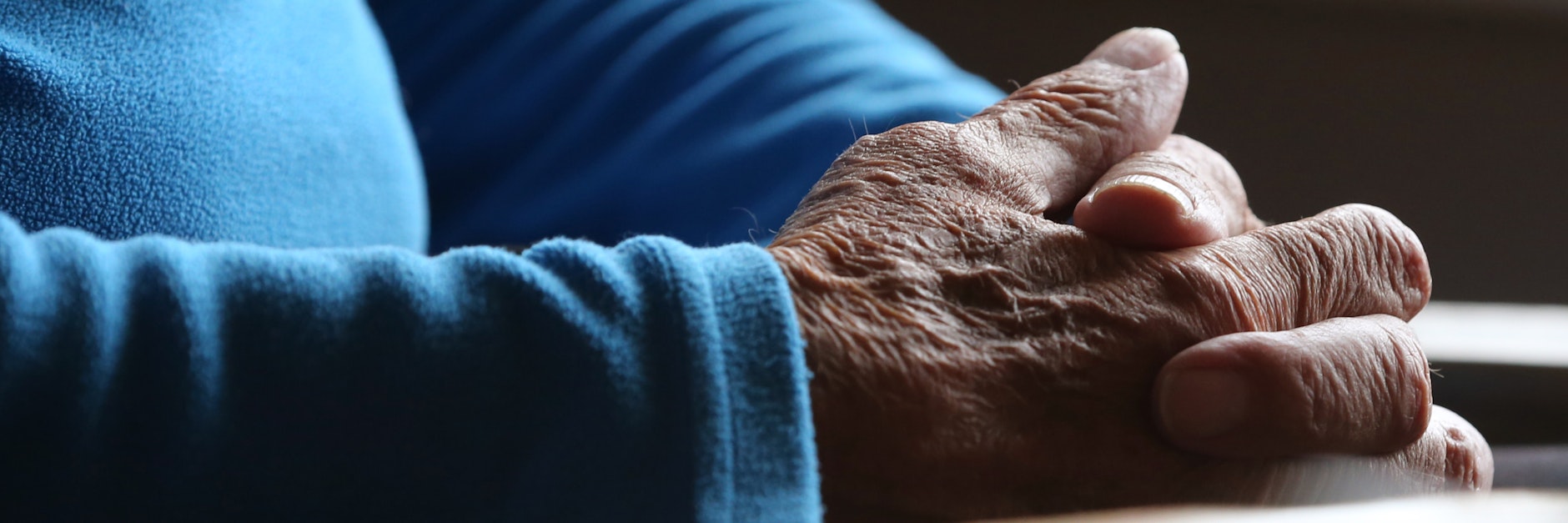 Ein 83 Jahre alter Mann, der sich am Ende seines Lebens die Option zum Suicid offenhalten möchte, sitzt in seiner Wohnung.