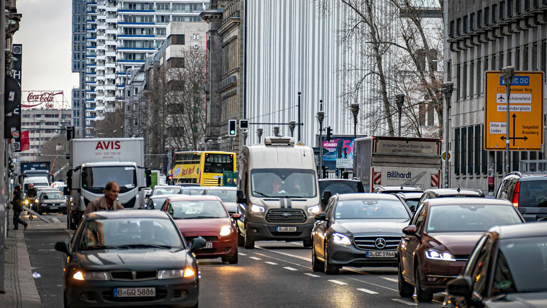 Eine Schlucht voller Lärm und Abgase: Die Leipziger Straße in Mitte. 