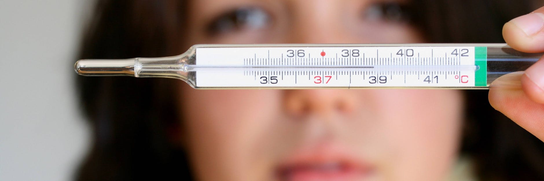 Das Coronavirus löst eine Grippe-ähnliche Erkrankung aus, Es kommt zu Husten, Schnupfen, Halskratzen und Fieber. 