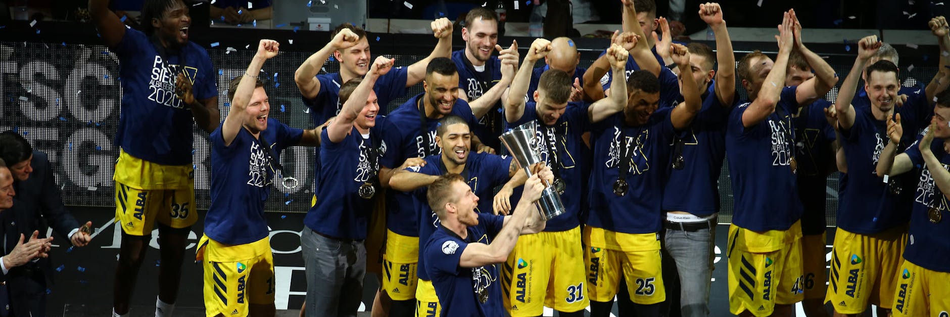 Kapitän Niels Giffey bringt den Pokal zur Mannschaft.