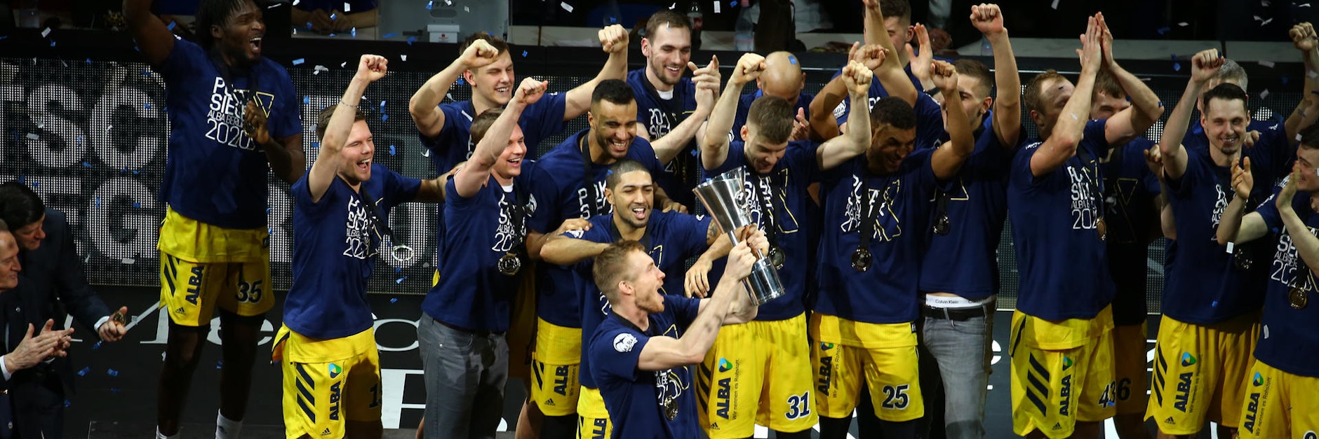Kapitän Niels Giffey bringt den Pokal zur Mannschaft.