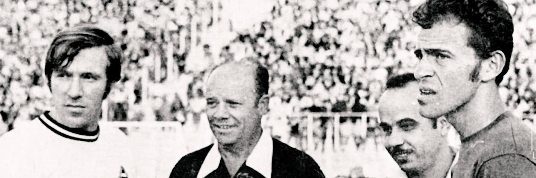 Die Kapitäne Günter Netzer (Borussia Mönchengladbach) und Motti Spiegler (Israel) am 25. Februar 1970 beim Wimpeltausch.