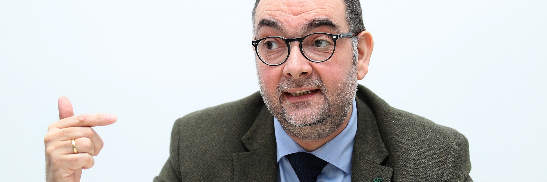 Berlins Verfassungsschutz-Chef Michael Fischer erläutert gegenüber dem KURIER-Reporter seine Ideen zur Terrorbekämpfung.