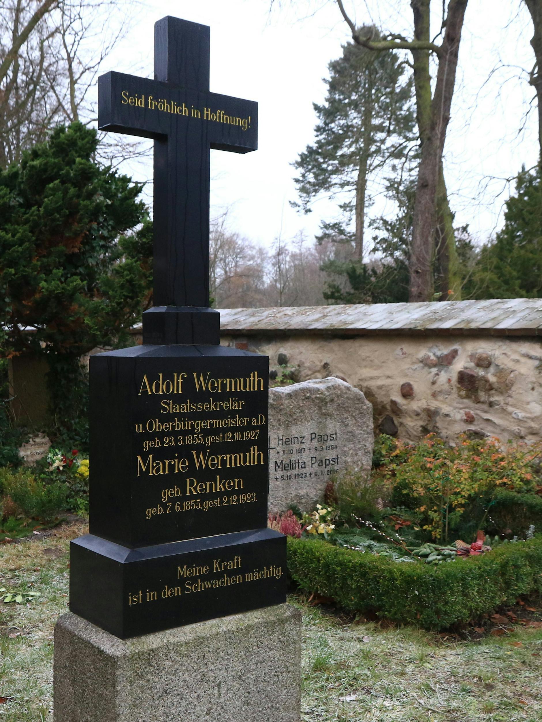 Grab von Adolf Wermuthund seiner Frau Marie im Schlosspark Buch. Der Wahlspruch: Sei fröhlich in Hoffnung!