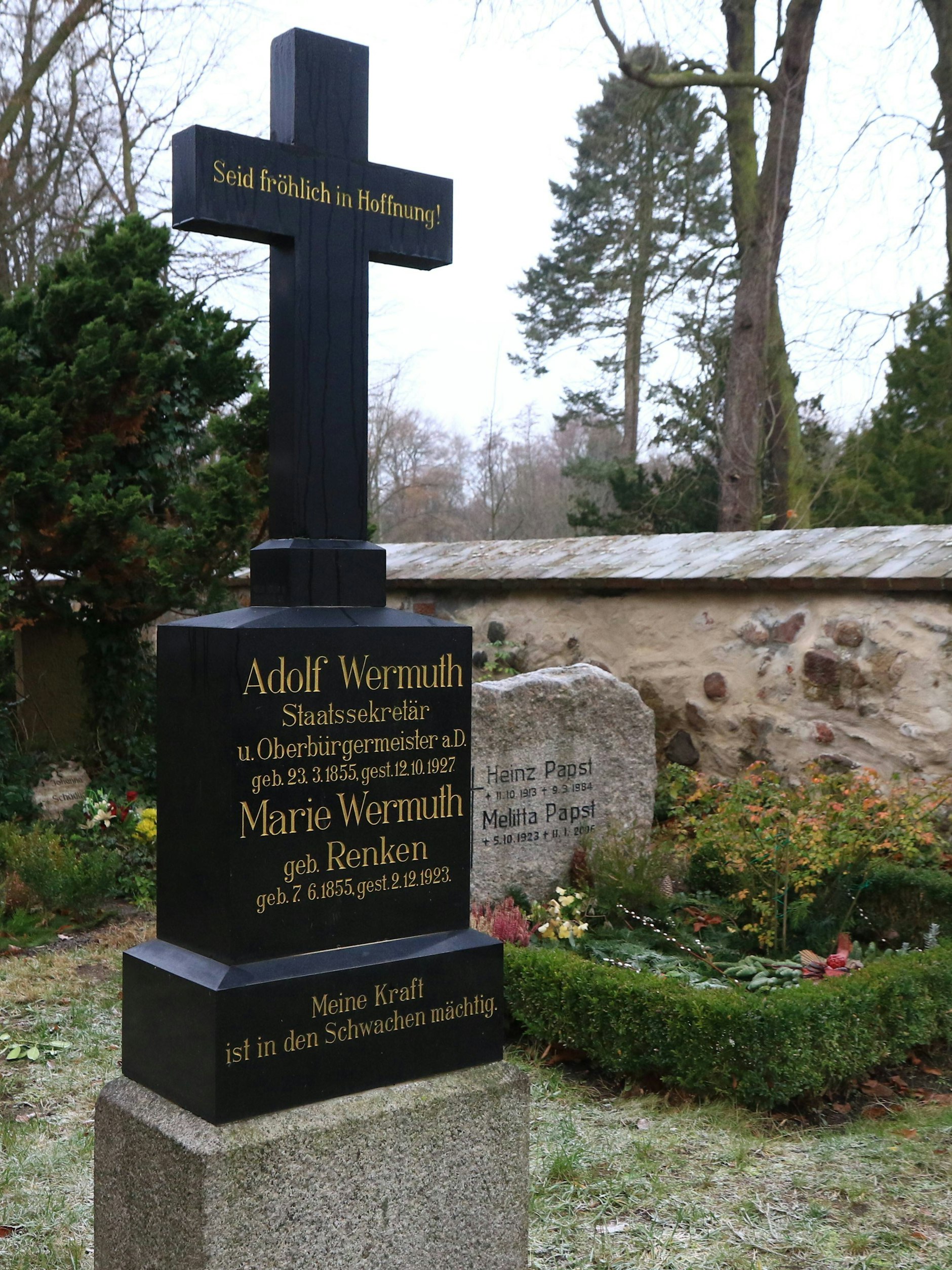 Grab von Adolf Wermuthund seiner Frau Marie im Schlosspark Buch. Der Wahlspruch: Sei fröhlich in Hoffnung!