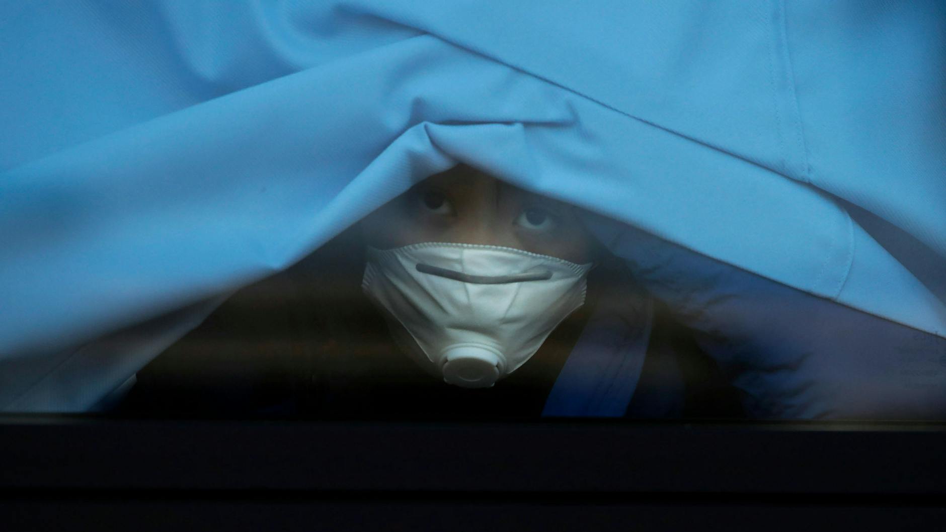 Bei wem der Verdacht auf eine Corona-Infektion besteht, der wird isoliert. Das hat auch für Arbeitnehmer Konsequenzen. (Symbolbild)