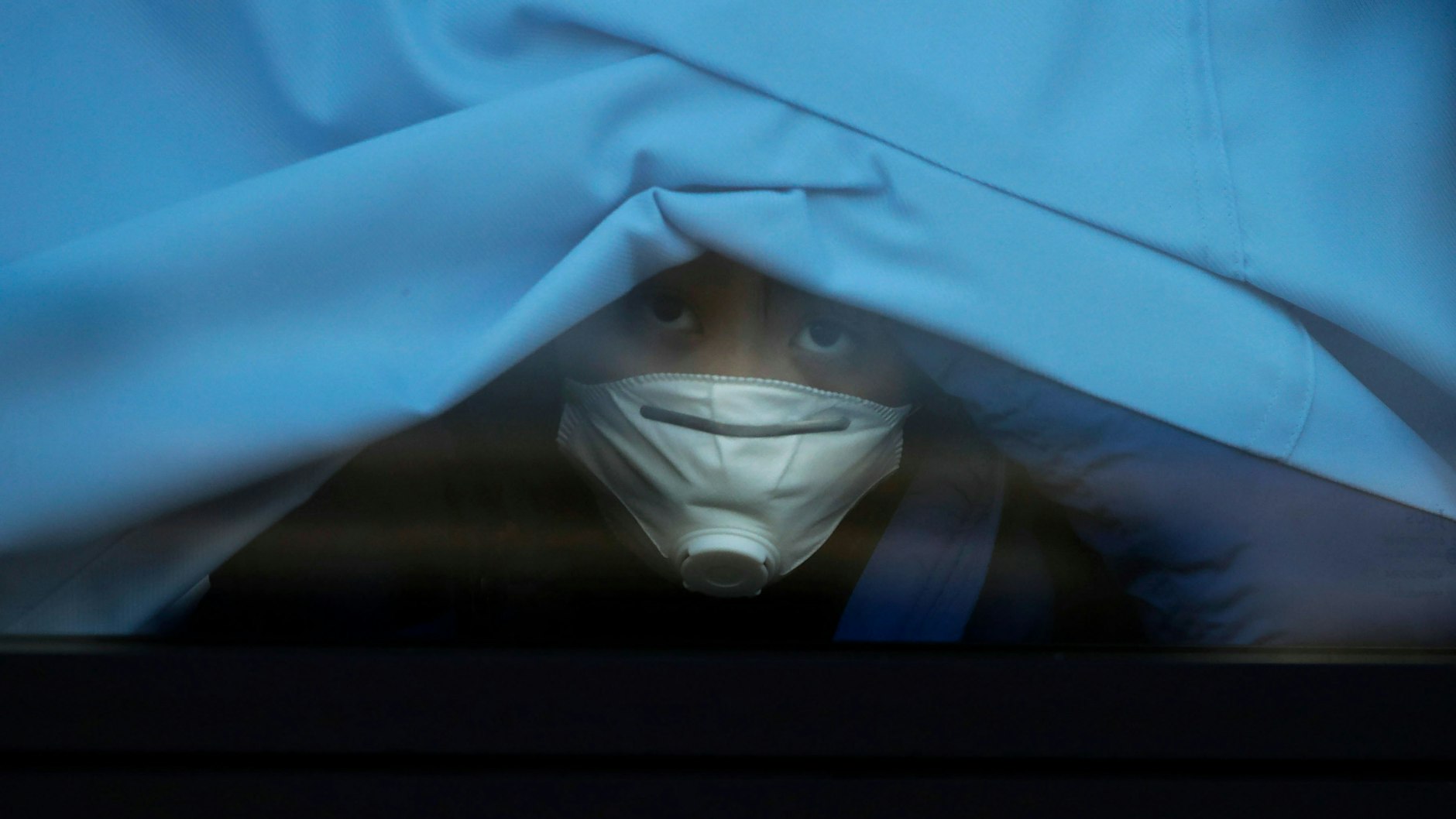 Bei wem der Verdacht auf eine Corona-Infektion besteht, der wird isoliert. Das hat auch für Arbeitnehmer Konsequenzen. (Symbolbild)