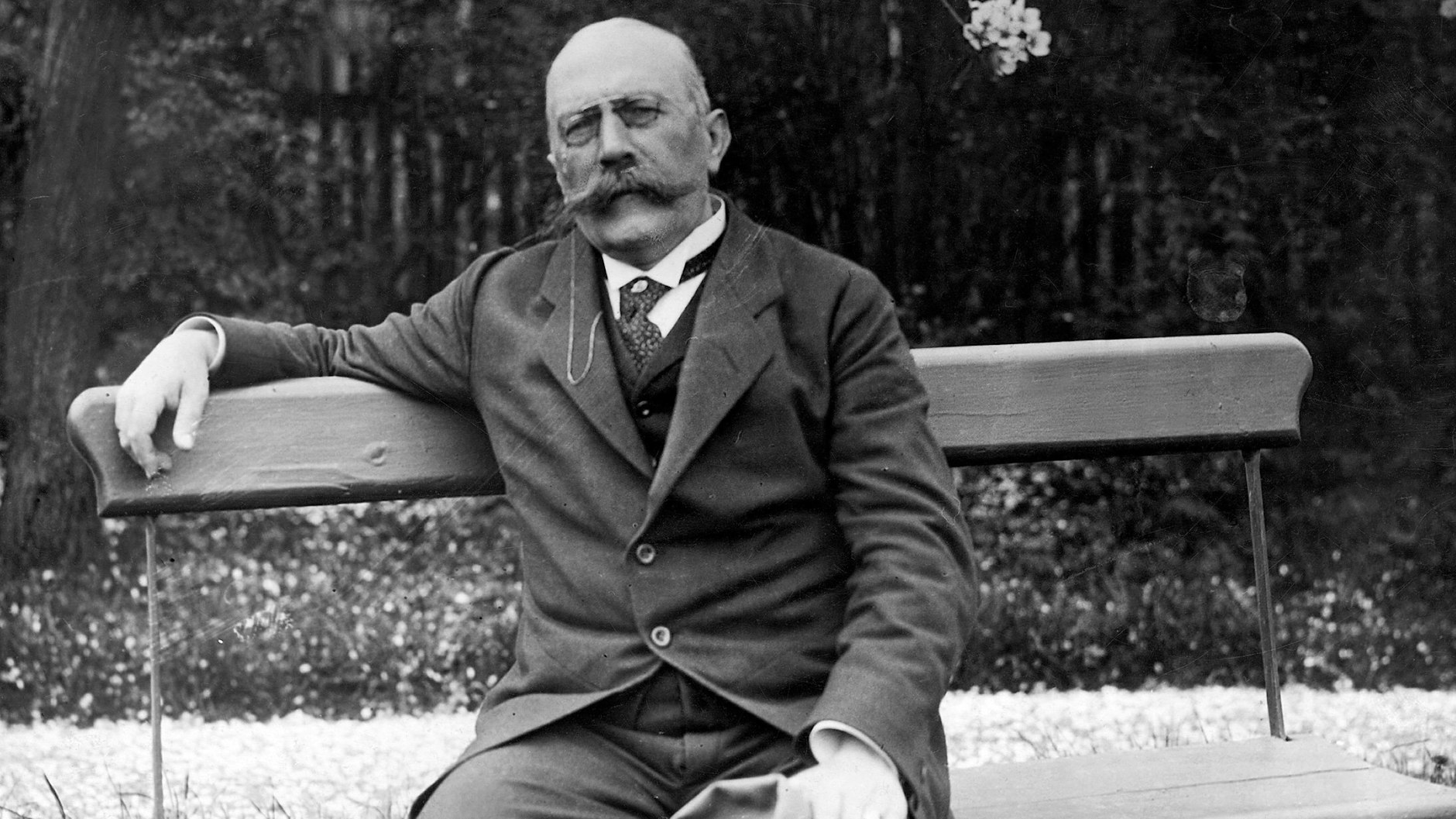 Adolf Wermuth (1855–1927) auf einer Gartenbank, vermutlich 1912. Er lebte mit Familie in einer Dienstwohnung im Schloss Buch, Sommersitz der Bürgermeister.