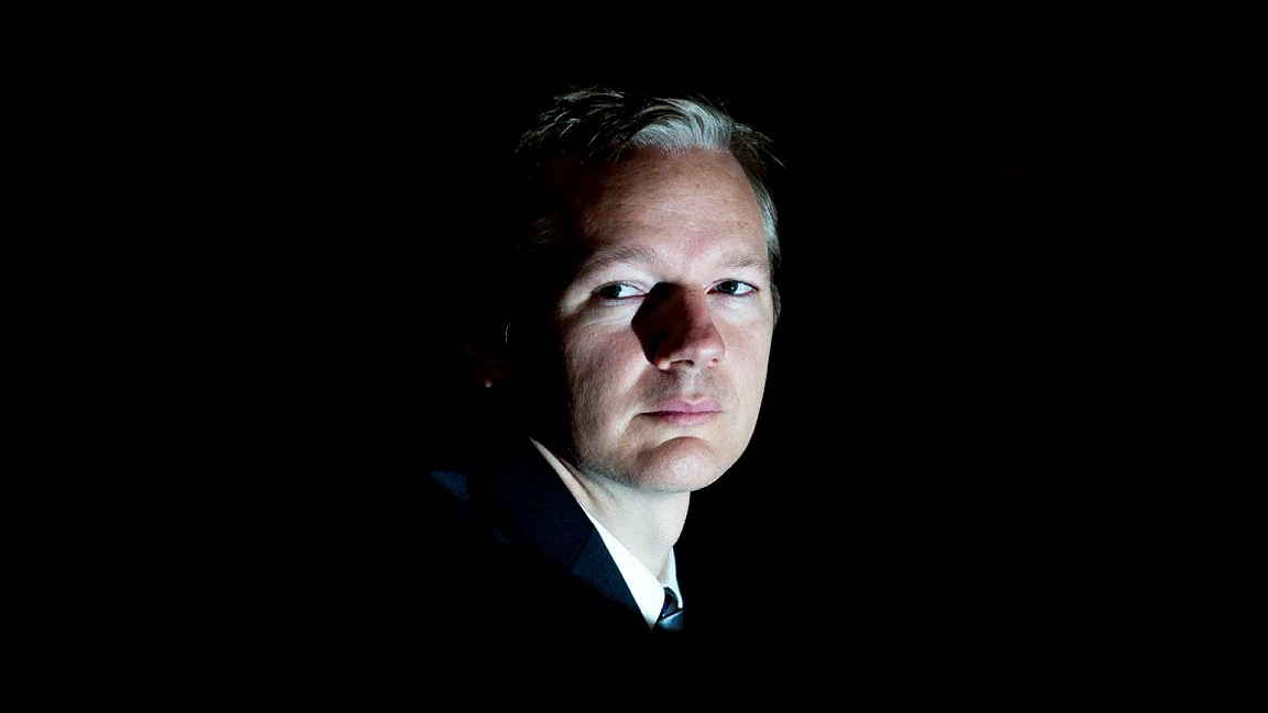 Ein Mann zwischen Licht und Schatten: Julian Assange.