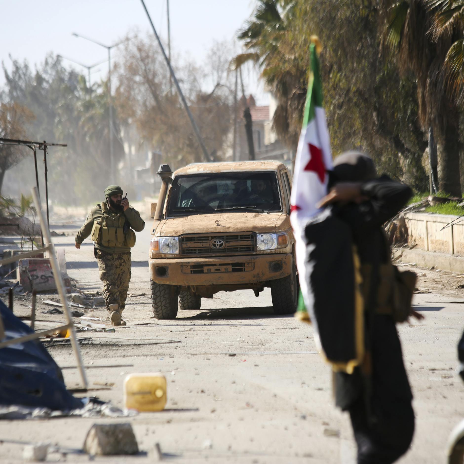 Von der Türkei unterstützte syrische Rebellen fahren durch Idlib.