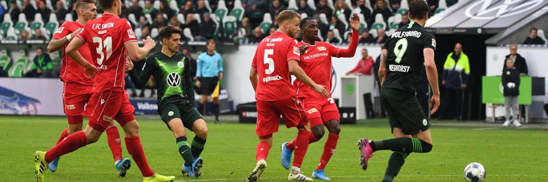 Fussball, Herren,  Saison 2019/20, 1. Bundesliga  (7. Spieltag), VfL Wolfsburg - 1. FC Union Berlin (1:0), v. l. Robert Andrich (1. FC Union), Keven Schlotterbeck (1. FC Union Berlin), Josip Brekalo (Wolfsburg), Marvin Friedrich (1. FC Union), Sheraldo Becker (1. FC Union), Wout Weghorst (Wolfsburg), Pass von Brekalo auf Weghorst vor dem Tor zum 1:0, 06.10. 2019, Foto: Matthias Koch