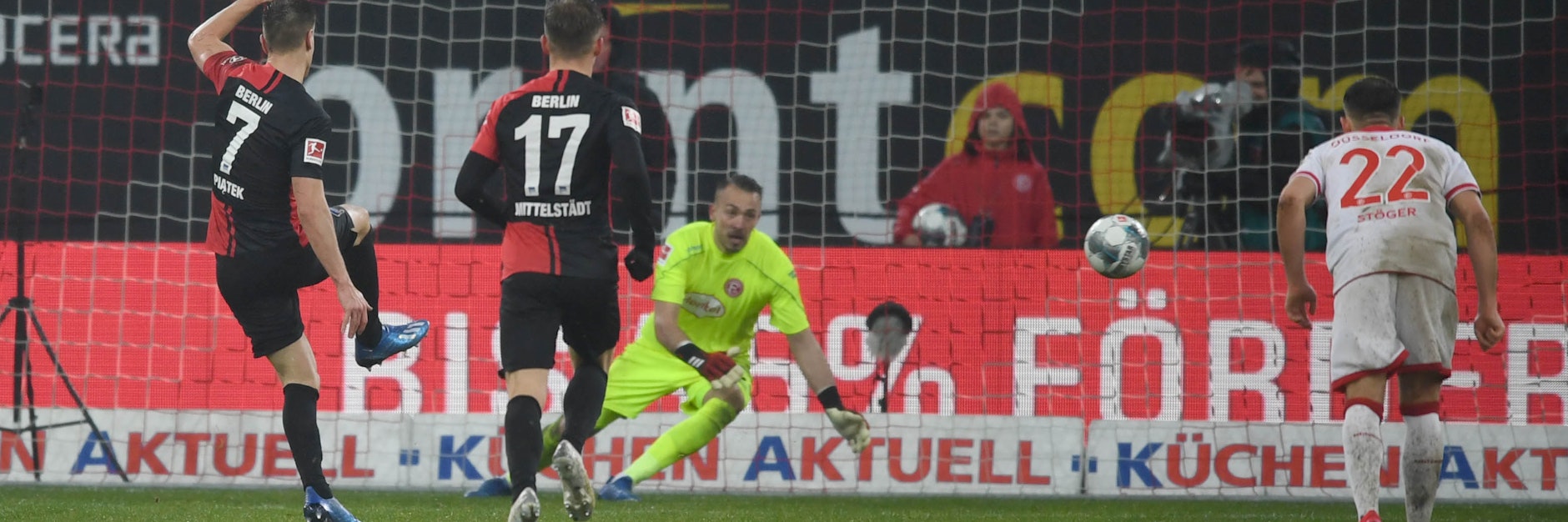 Krzysztof Piatek erzielt per Elfmeter den Ausgleich für Hertha BSC.