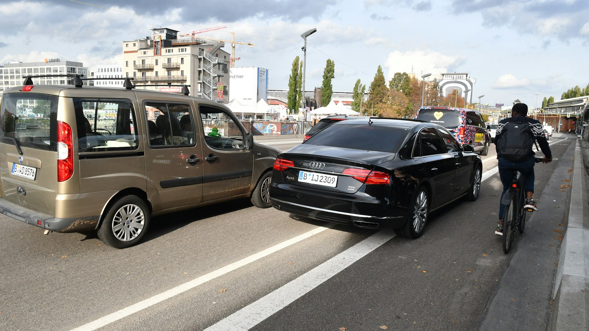 Der tägliche Stress auf der Oberbaumbrücke: Autos weichen auf den Radfahrstreifen aus. 
