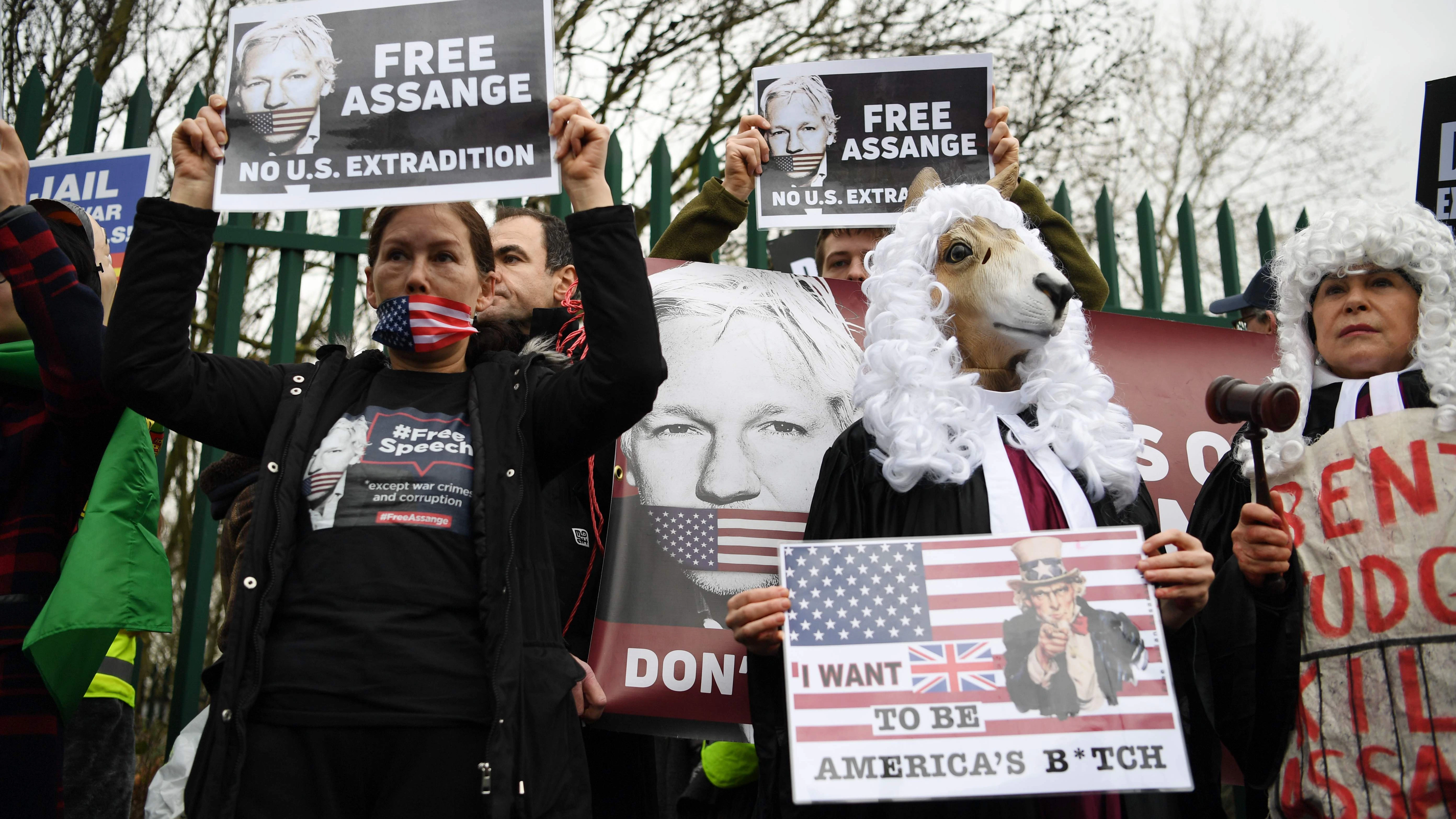 Menschen protestieren in London gegen die Auslieferung von Julian Assange.&nbsp;