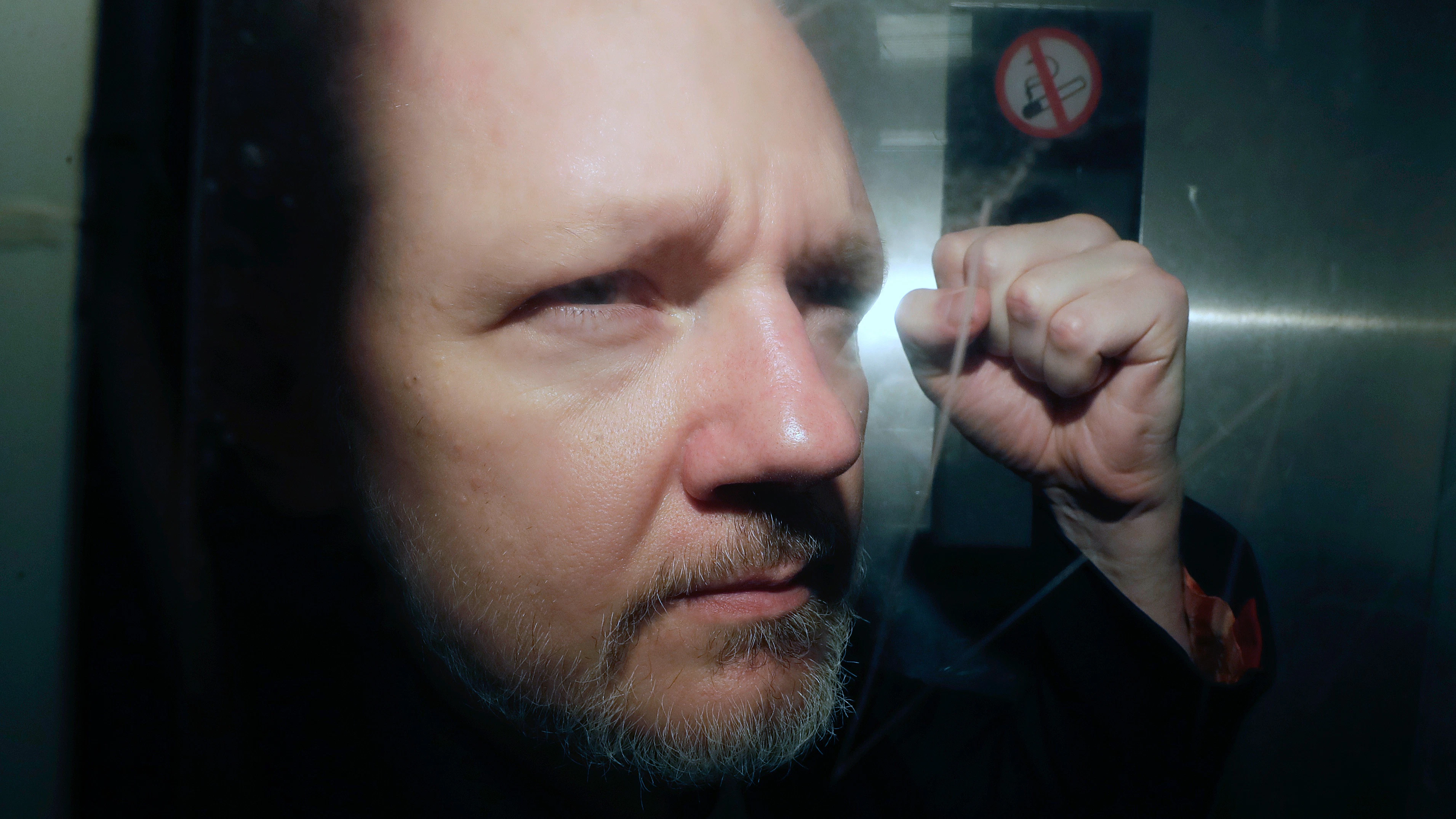Julian Assange wird in einem Gefangenentransporter zu einem Gericht gefahren.&nbsp;