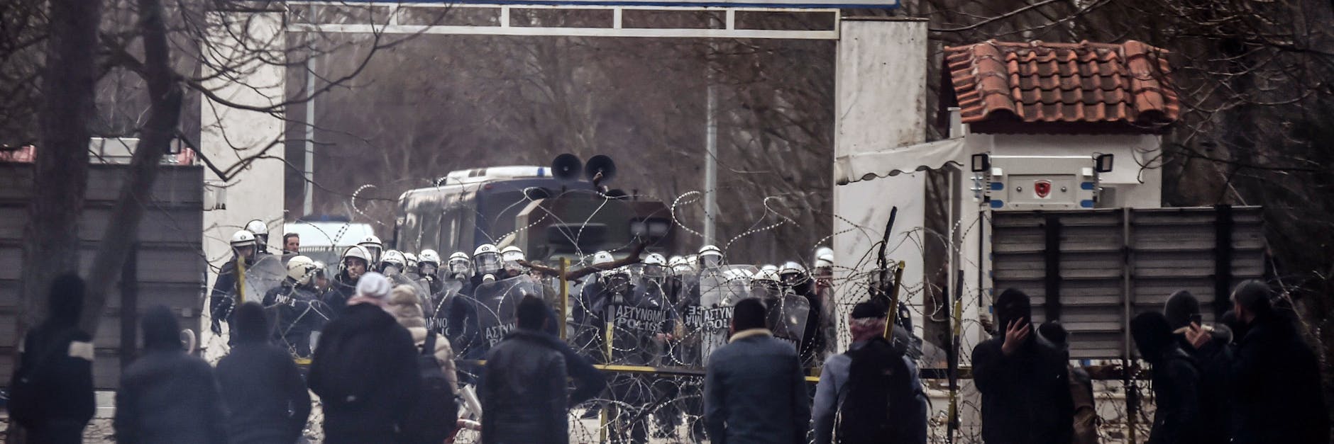 Griechische Grenzschützer hindern Migranten am Grenzübergang Pazarkule nach Griechenland einzureisen. Griechenland wird weiter die Grenze Europas zur Türkei verstärkt überwachen und illegale Einreisen in die EU verbieten.