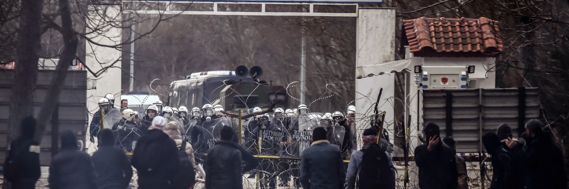 Griechische Grenzschützer hindern Migranten am Grenzübergang Pazarkule nach Griechenland einzureisen. Griechenland wird weiter die Grenze Europas zur Türkei verstärkt überwachen und illegale Einreisen in die EU verbieten.