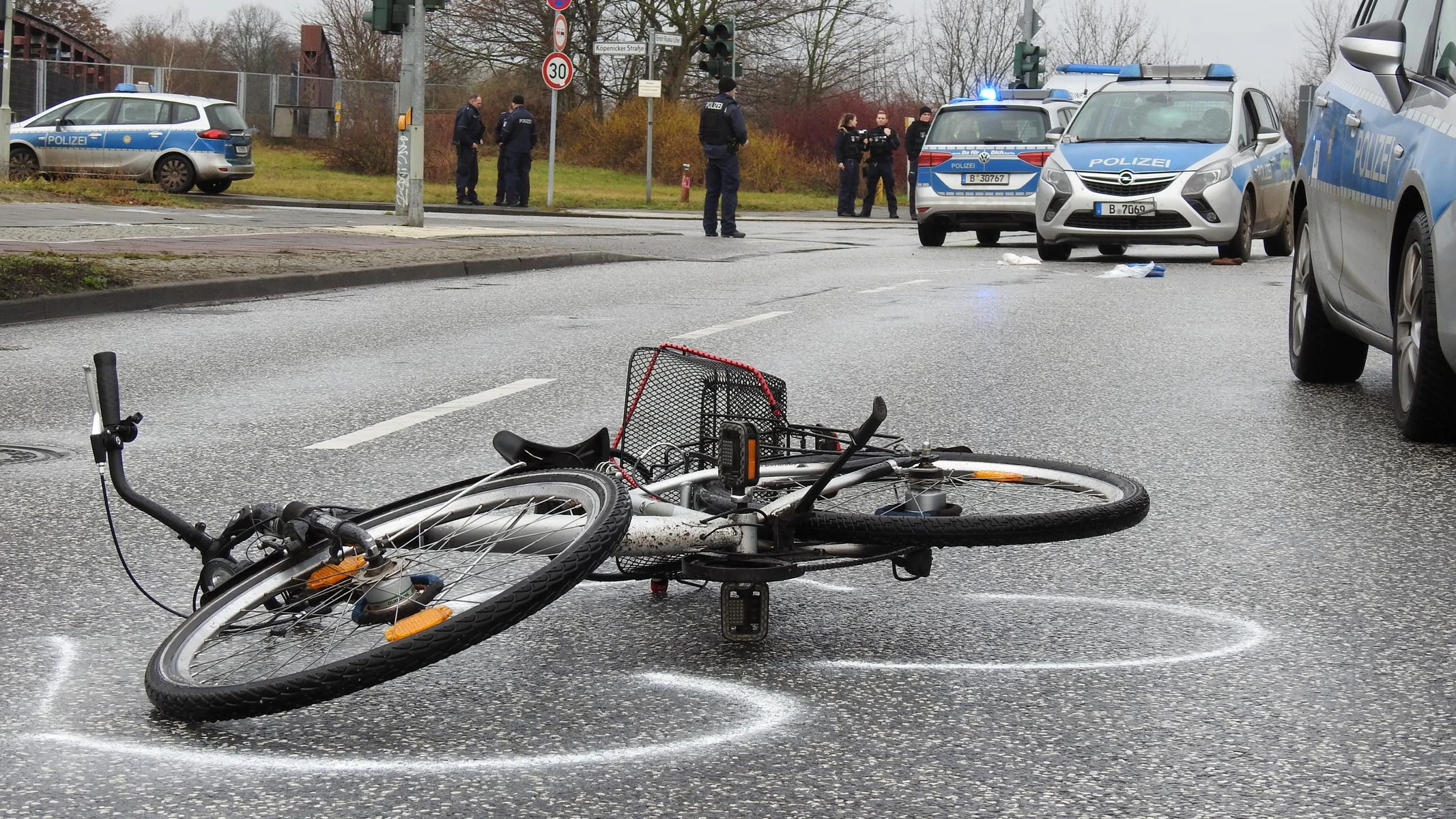 Das Fahrrad wurde mehrere Meter weit geschleudert.