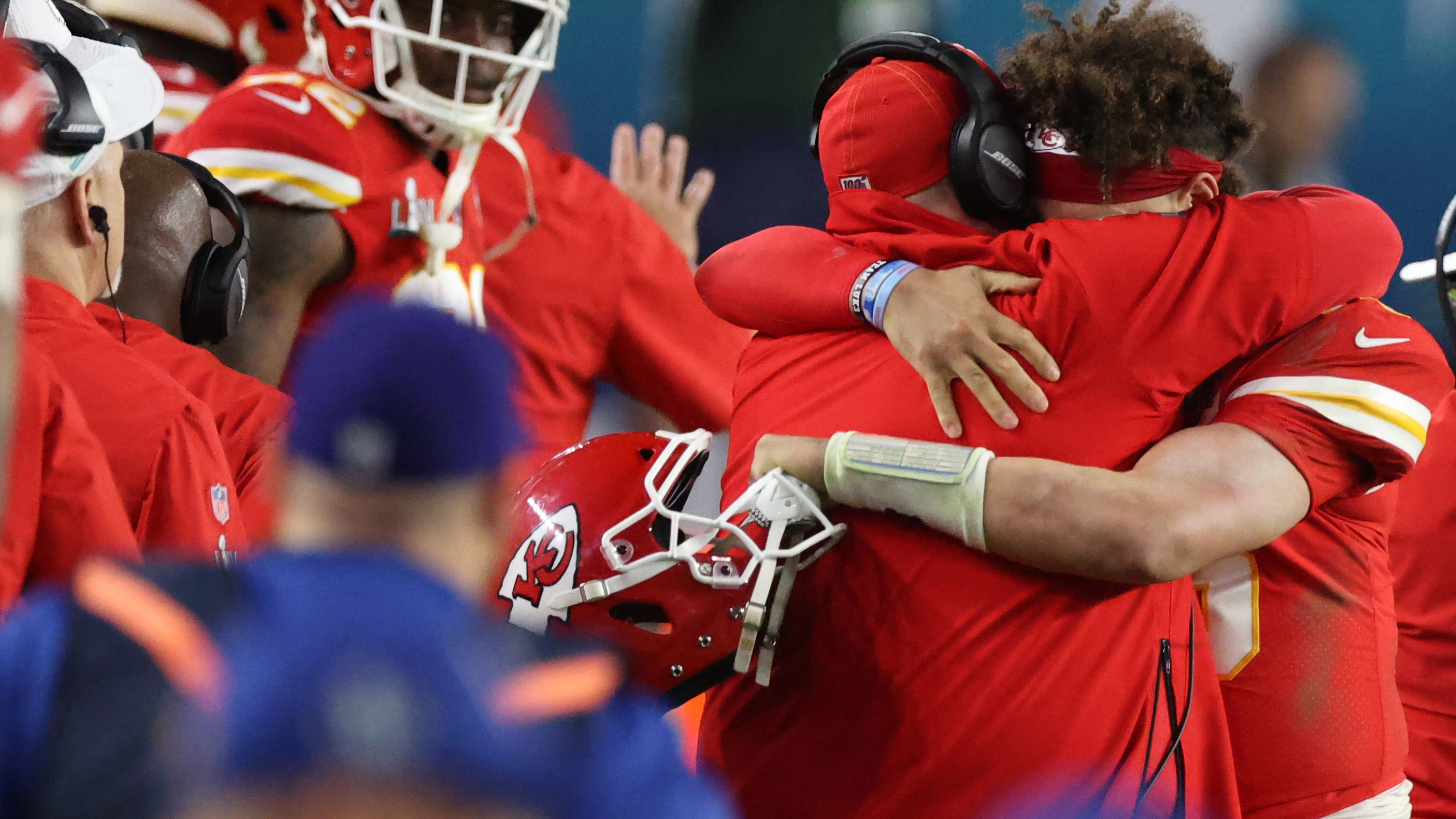 Patrick Mahomes und Coach Andy Reid liegen sich in den Armen.