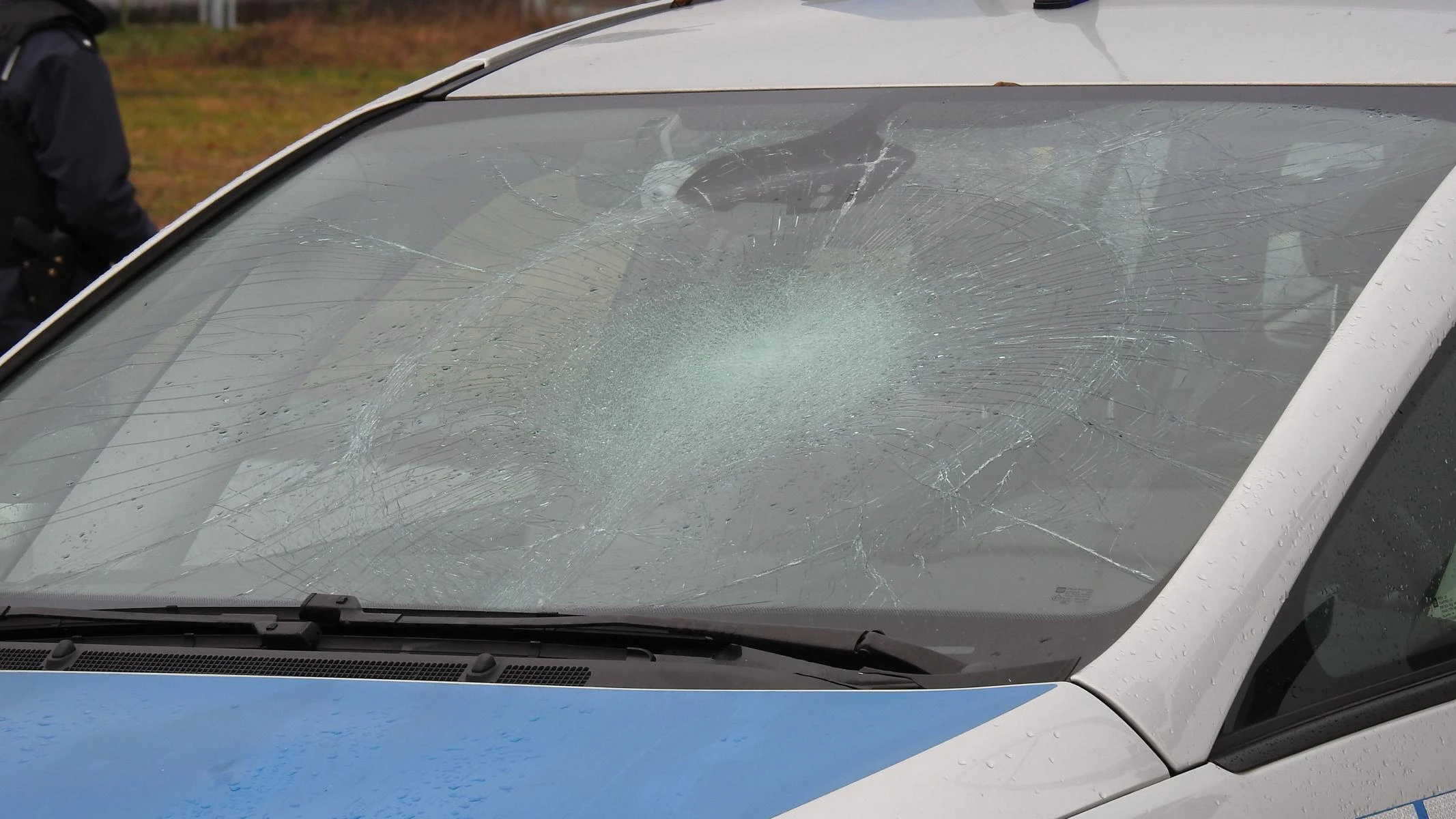 Die Frontscheibe des Polizeiautos wurde zerstört.