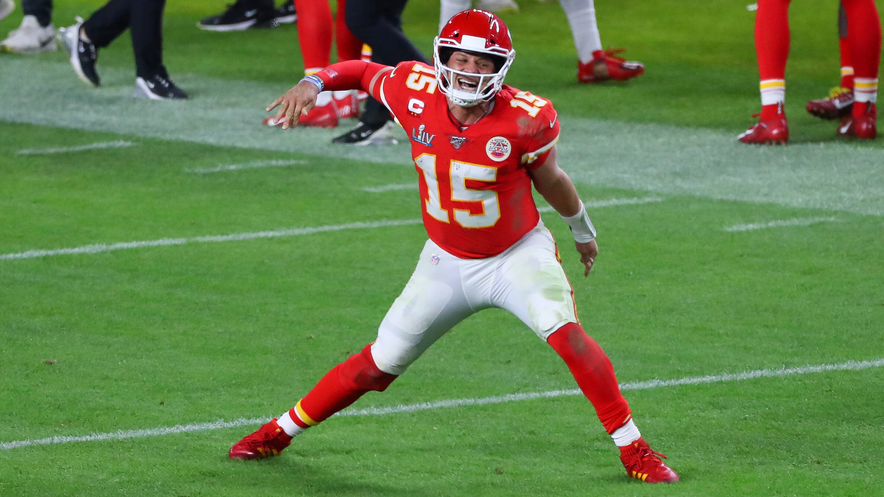 Touchdown: Patrick Mahomes wirkt wie einer, der auf dem Pausenhof von den großen Jungs gejagt wird und ihnen immer entwischt.