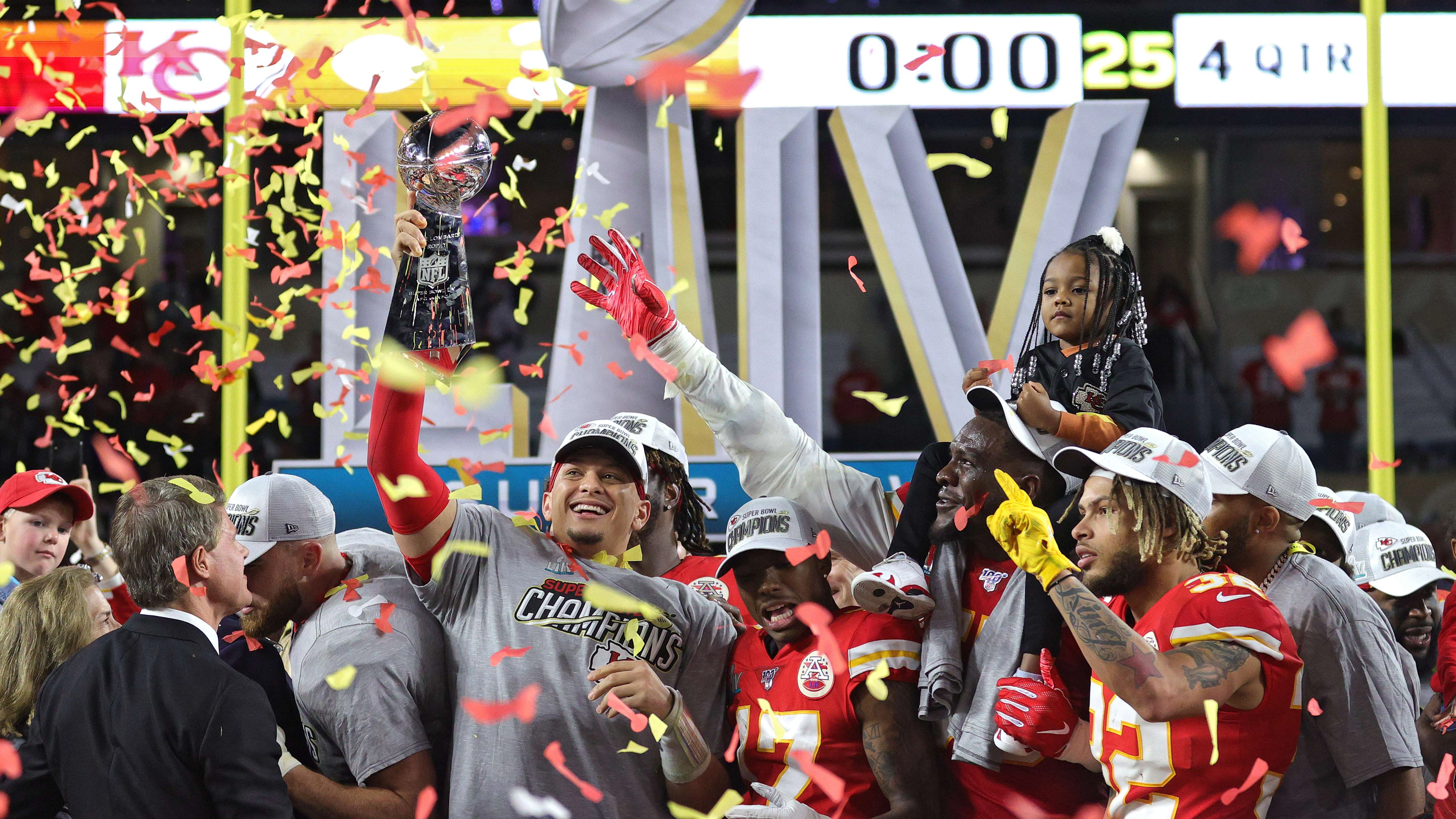 Patrick Mahomes mit der Trophäe.