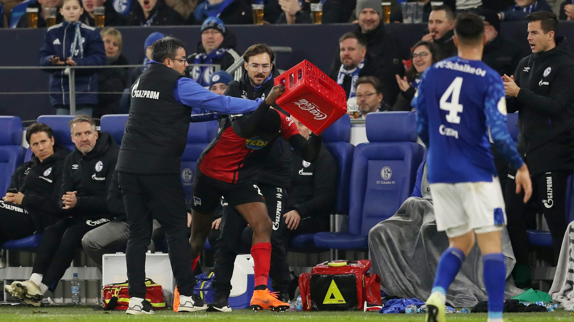 In der Nachspielzeit dreht Jordan Torunarigha durch. Er ist von der Tribüne mit Affenlauten bleidigt worden. Doch nicht nur er sieht Rot.