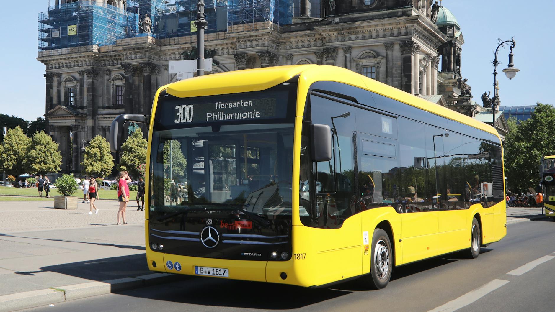 Einer von derzeit mehr als 30 Elektrobussen der BVG unterwegs am Dom. Die Zahl der gelben Stromer soll massiv steigen, doch nun liegt das nächste Beschaffungsprojekt auf Eis.