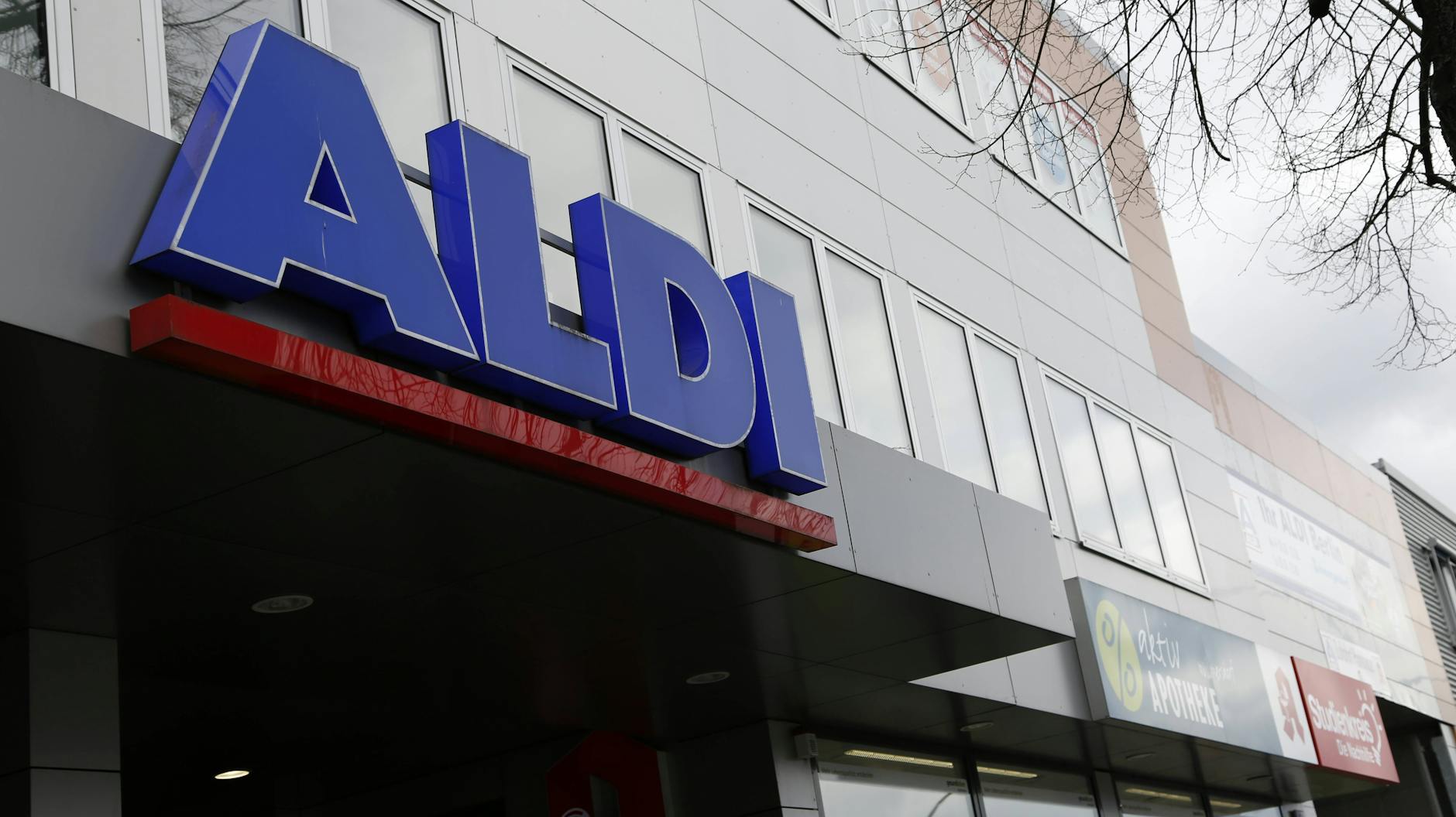 Auf den Dächern der Aldi-Discounter sollen in Berlin Wohnungen entstehen (Symbolbild).