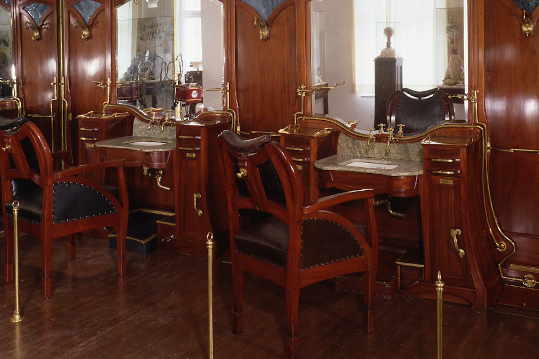 Bartpflege um 1900: Originalmobiliar des Salon Haby in der Ausstellung des Stadtmuseums Berlin im Märkischen Museum.